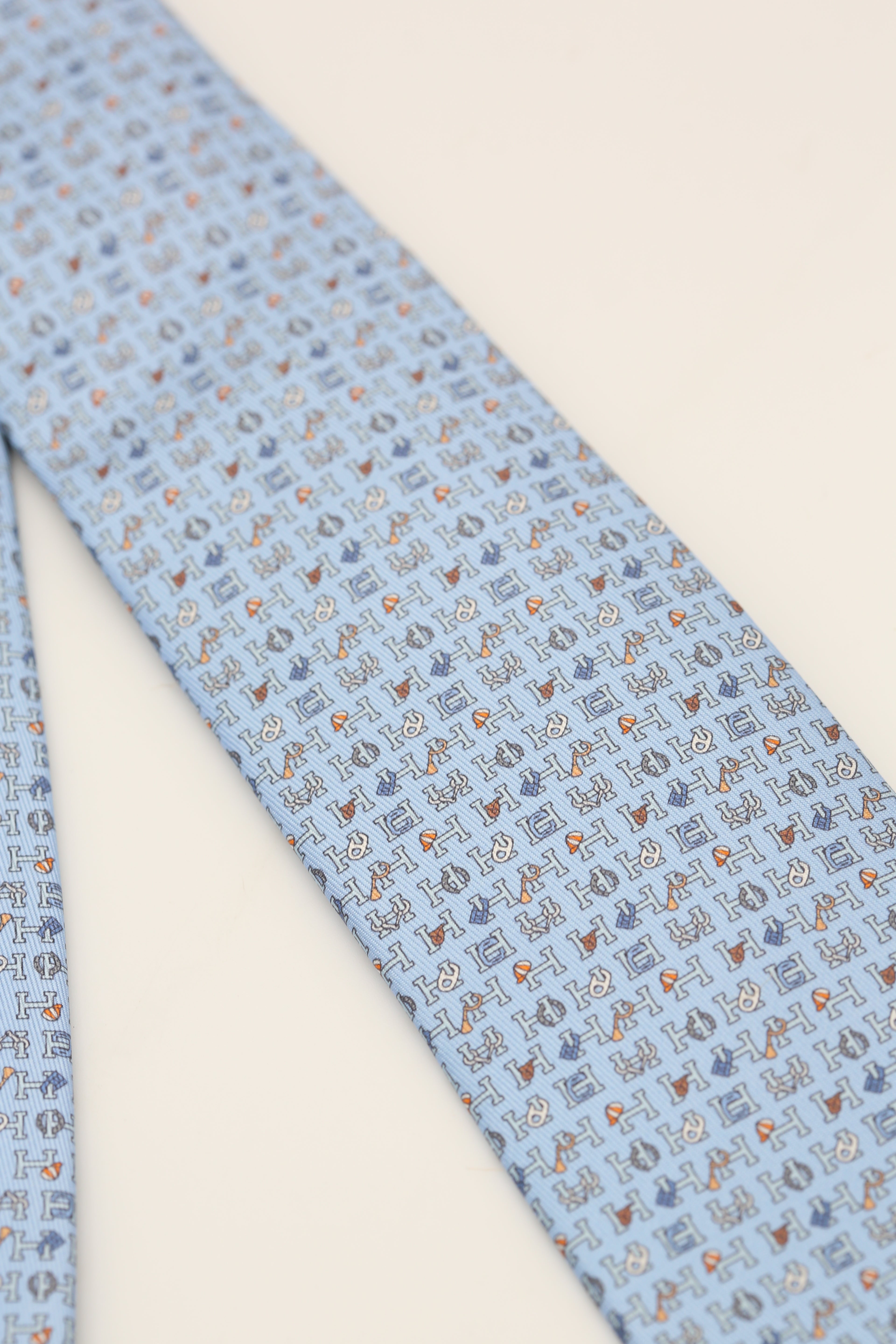 HERMÈS CRAVATE TWILL TIE 7 H COLLECTION CIEL/BLEU GRISE/GOLD