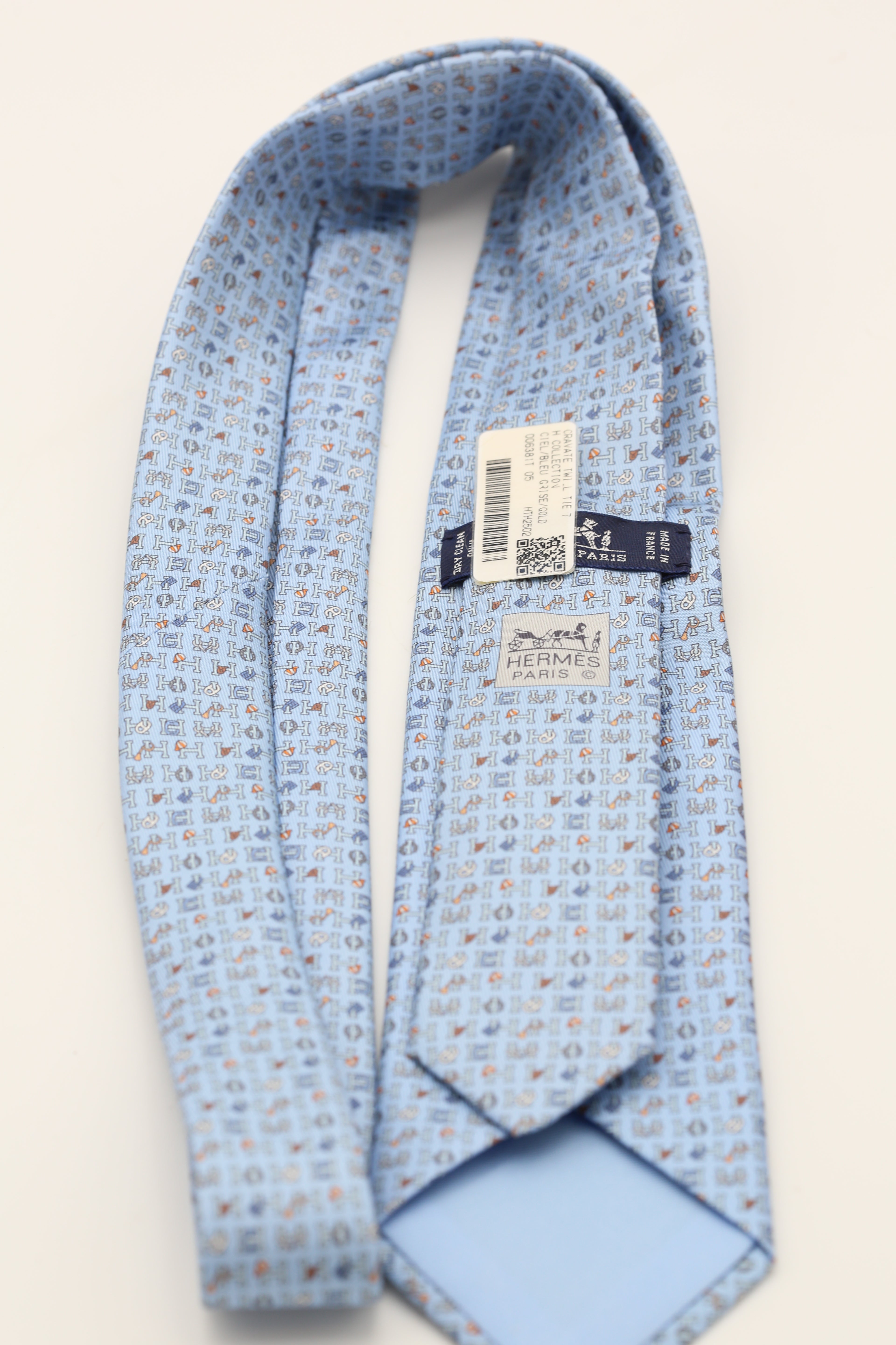 HERMÈS CRAVATE TWILL TIE 7 H COLLECTION CIEL/BLEU GRISE/GOLD