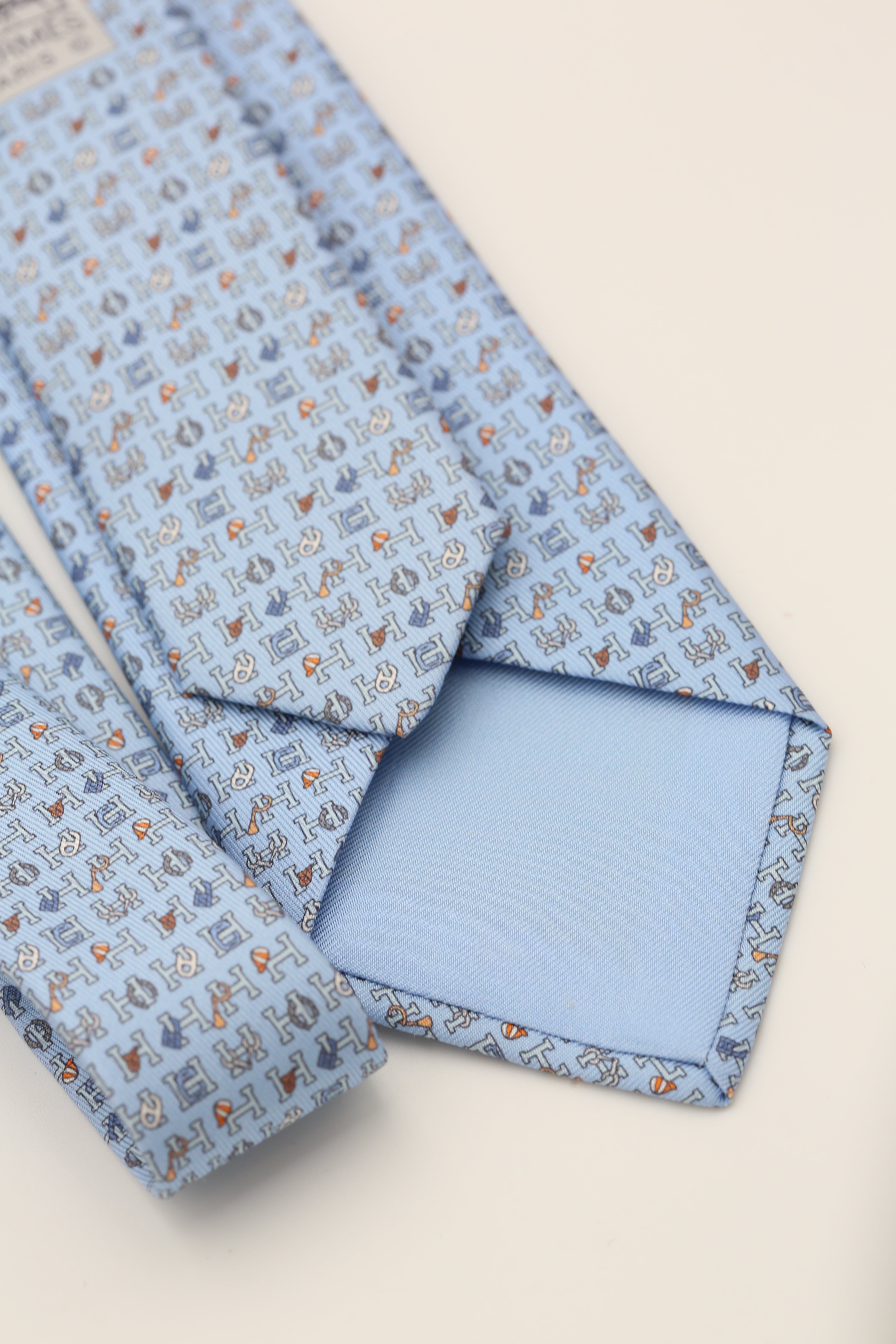 HERMÈS CRAVATE TWILL TIE 7 H COLLECTION CIEL/BLEU GRISE/GOLD
