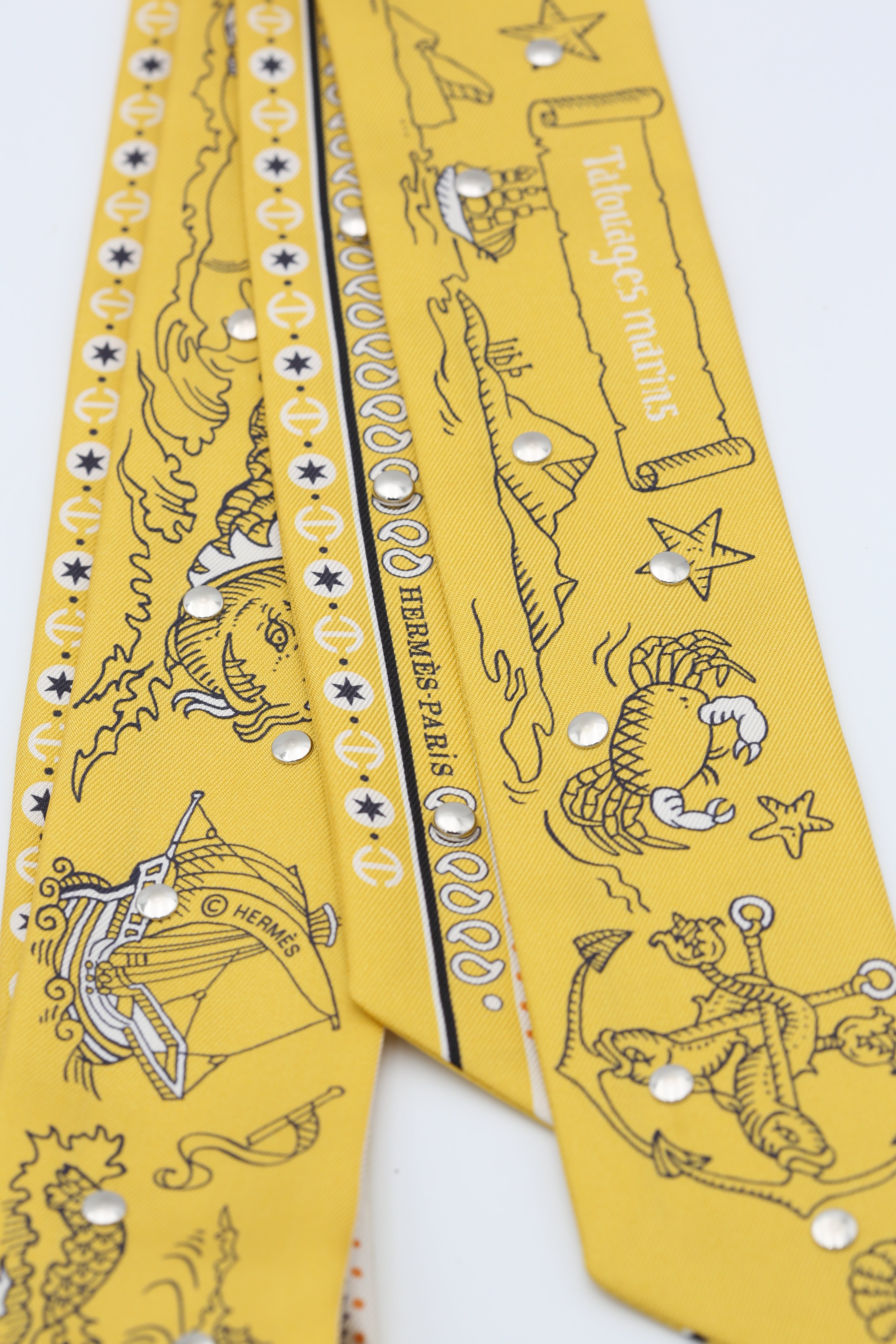 HERMÈS TWILLY RUBAN CLOUTE 100% SE TATOUAGES MARINS BAND HG/BLANC/JAUNE PAILLE