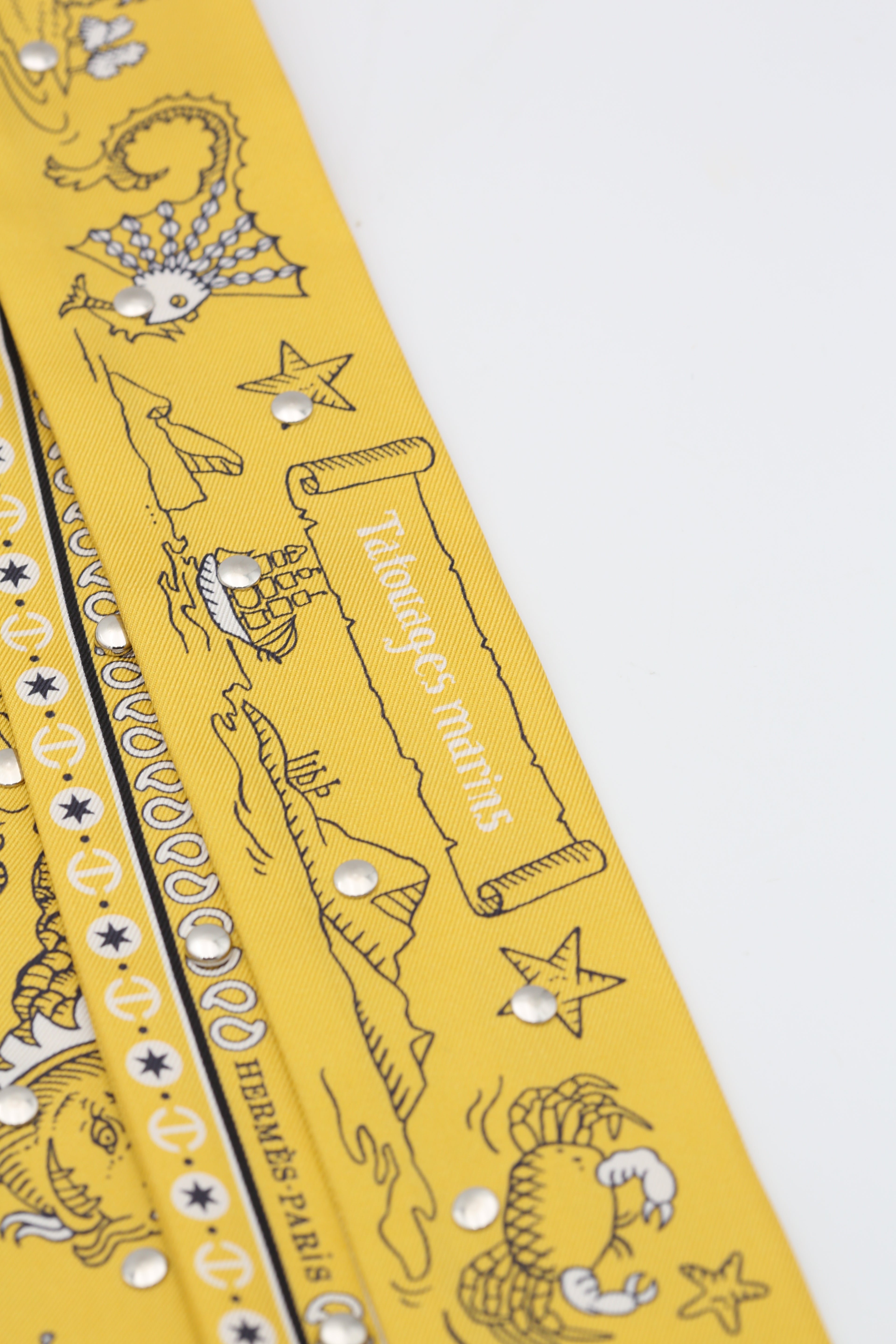 HERMÈS TWILLY RUBAN CLOUTE 100% SE TATOUAGES MARINS BAND HG/BLANC/JAUNE PAILLE