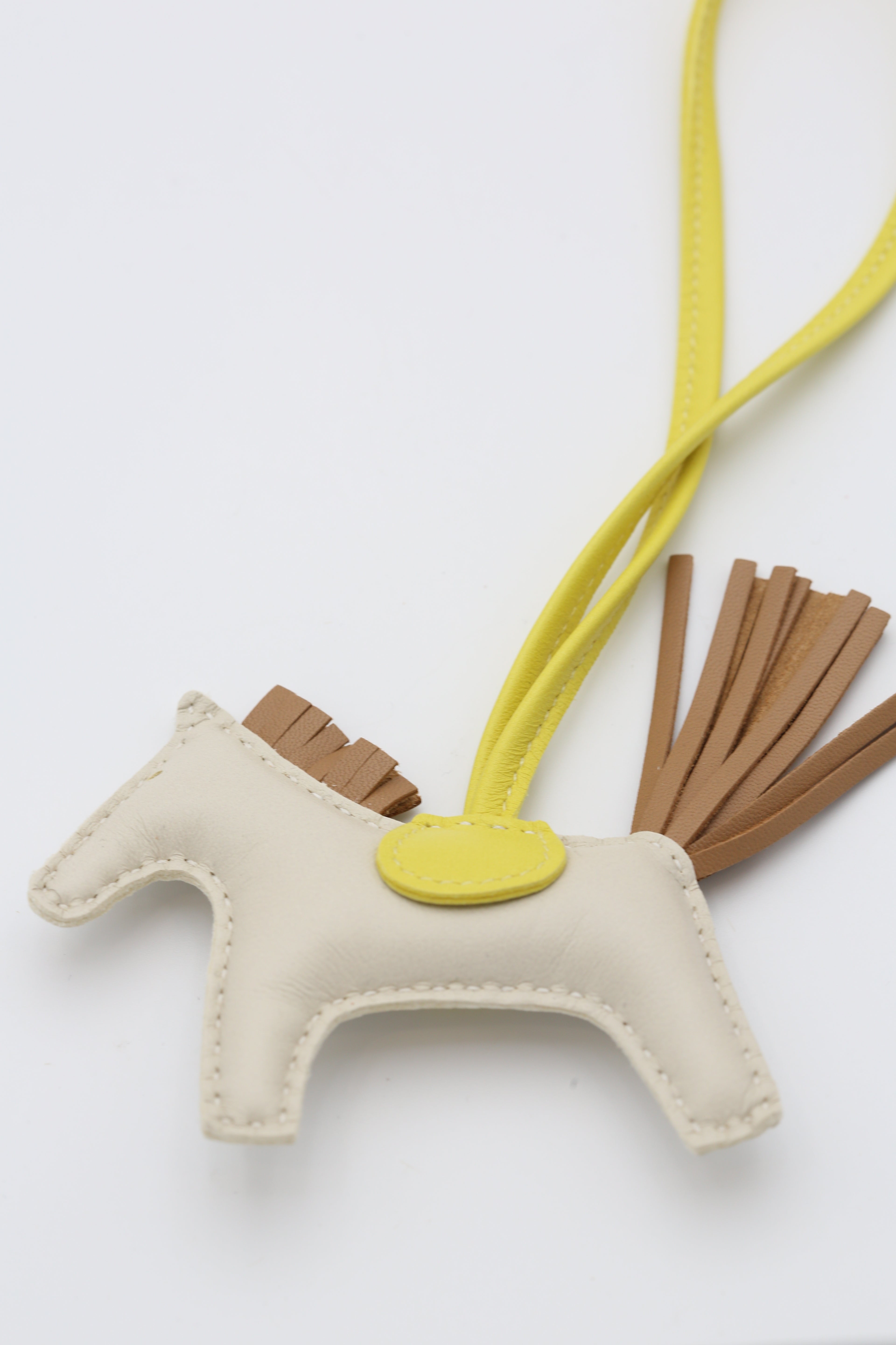 HERMÈS RODEO PM CHARM JAUNE/CRAIE/GOLD