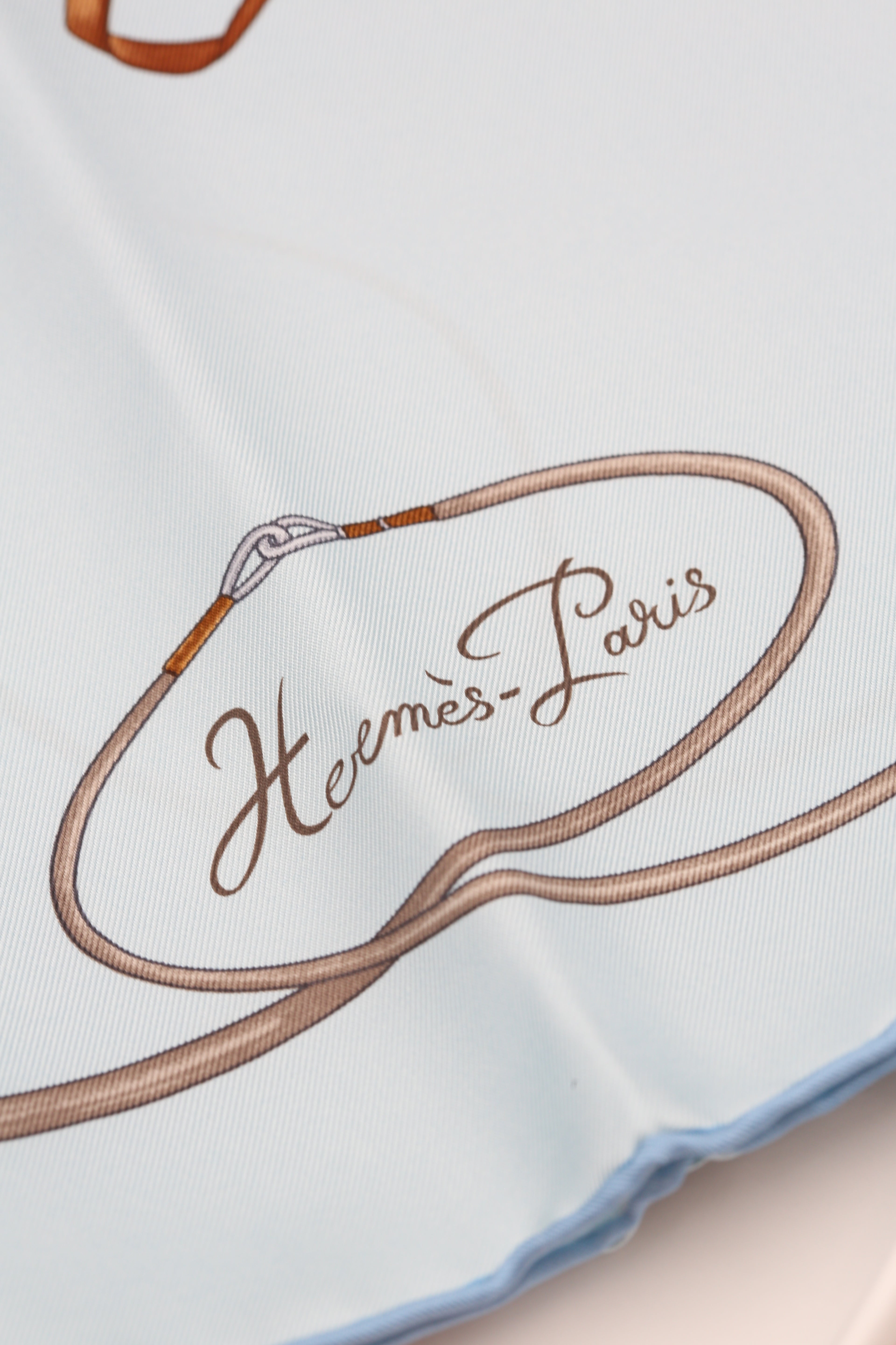 HERMÈS SCARF 90X90 CARRE TWILL GRAND GALOP HG/BLEU CIEL/GRIS/CUI