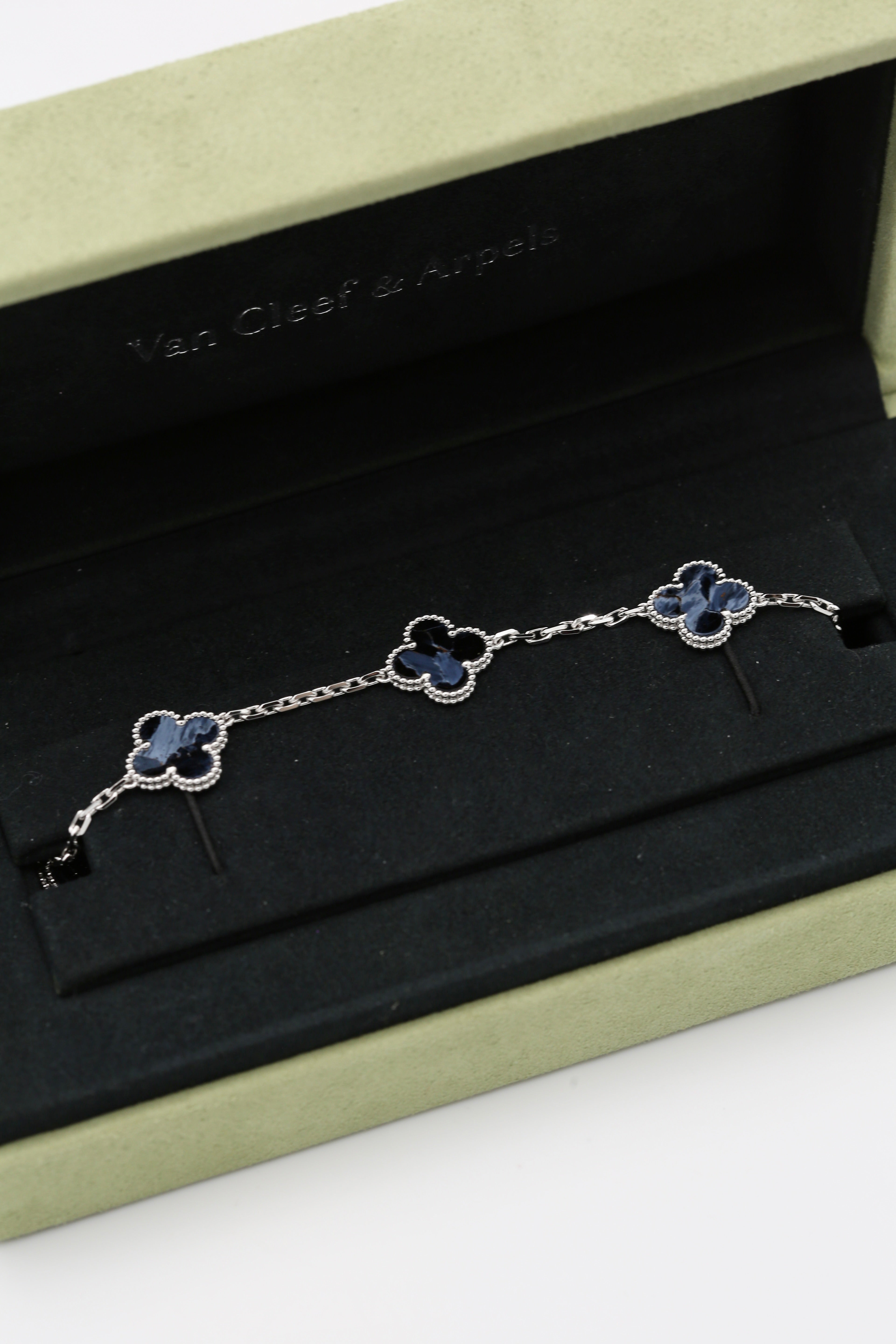 VAN CLEEF & ARPELS VINTAGE ALHAMBRA BRACELET 5 MOTIFS 18K WHITE GOLD PIETERSITE 2026