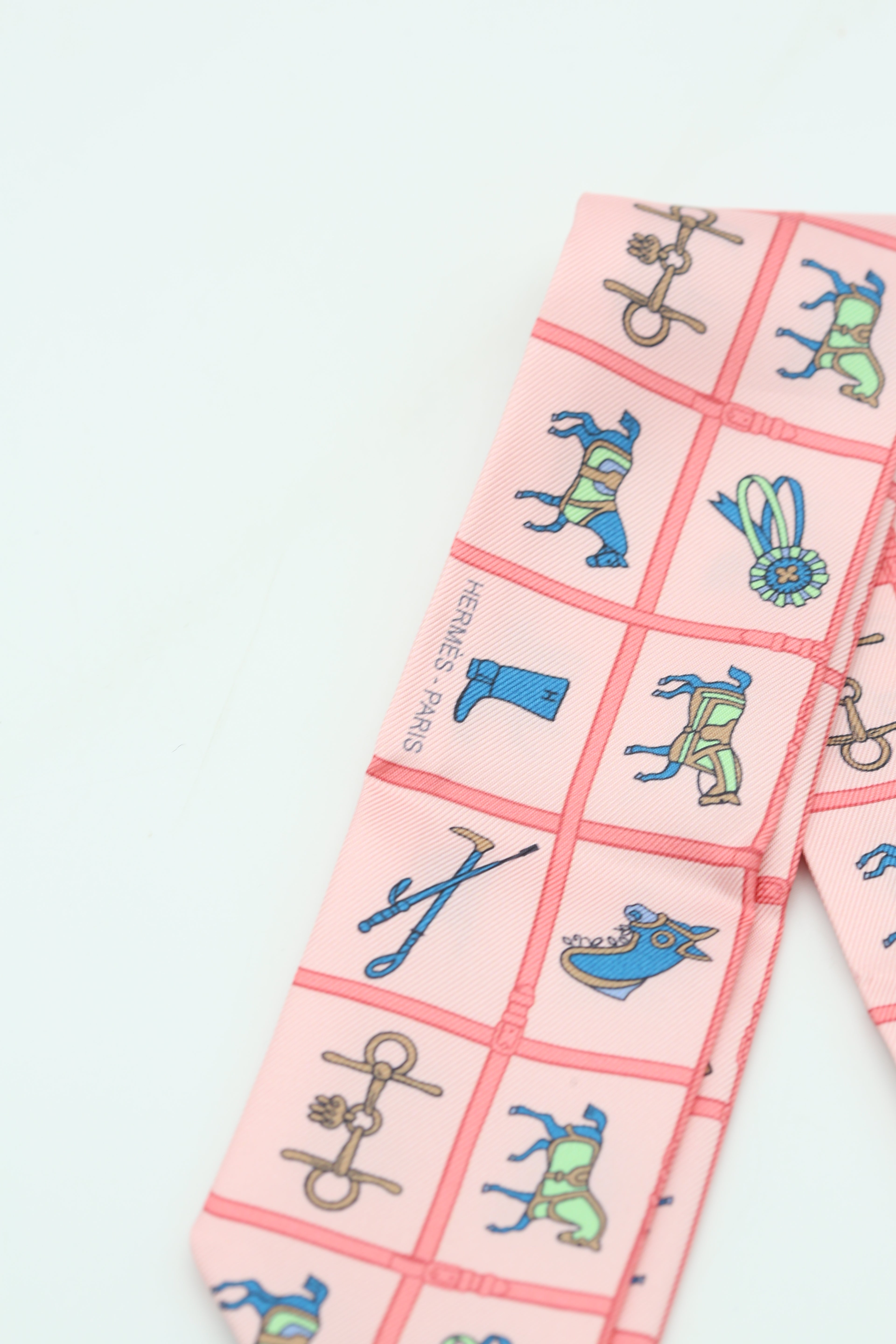 HERMÈS TWILLY COUVERTURES ET TENUES EC/ROSE/BLEU/VERT