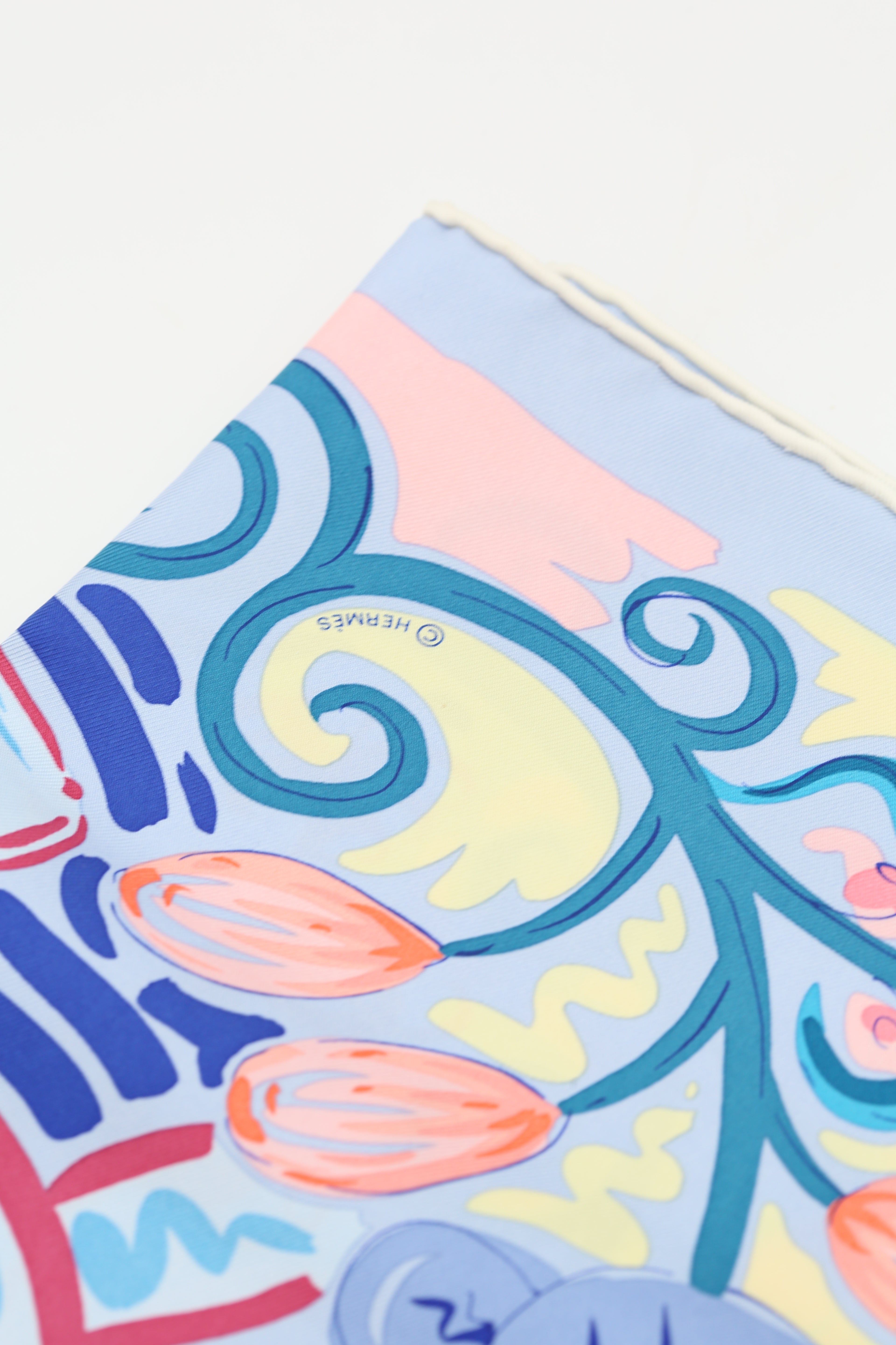 HERMÈS SCARF 45X45 GAVROUCHE TWILL LE CHEVAL DE KAZUMI SR/BLEU/ROSE/JAUNE PA