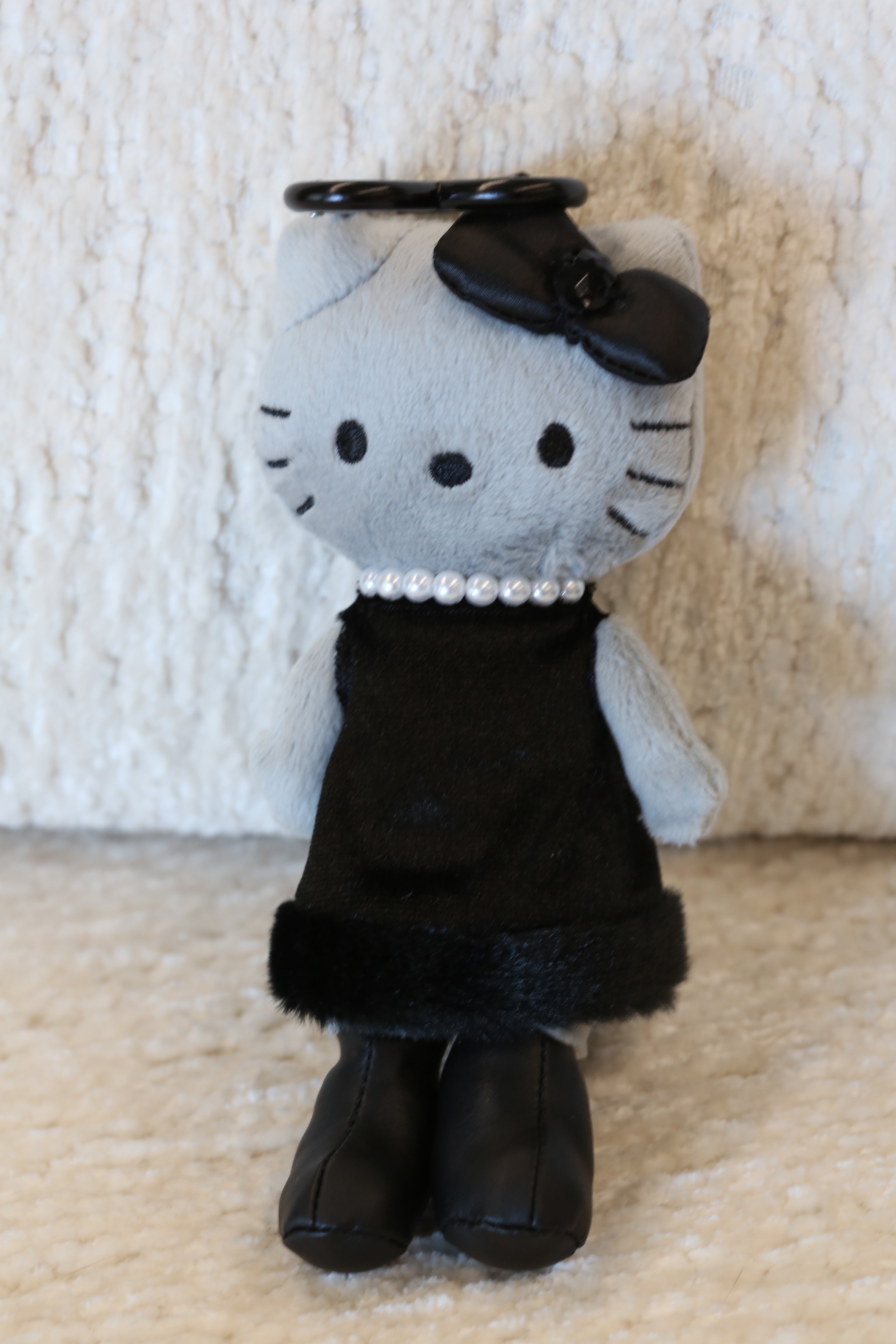 HELLO KITTY STYLE UP LONG-LEG BAG CHARM GREY & BLACK