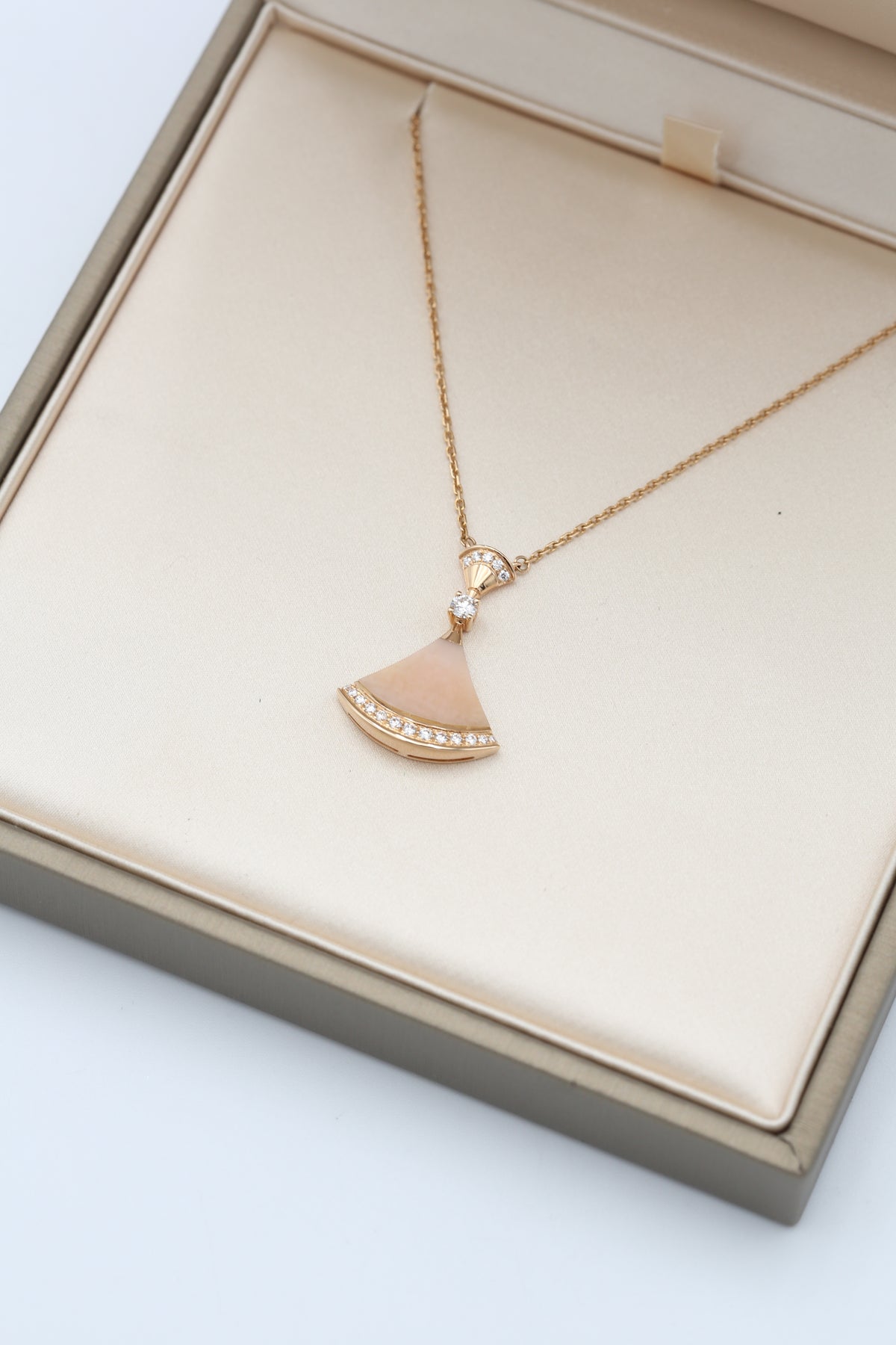 BVLGARI DIVAS' DREAM NECKLACE WITH DIAMONDS 18K ROSE GOLD MOTHER-OF-PEARLS