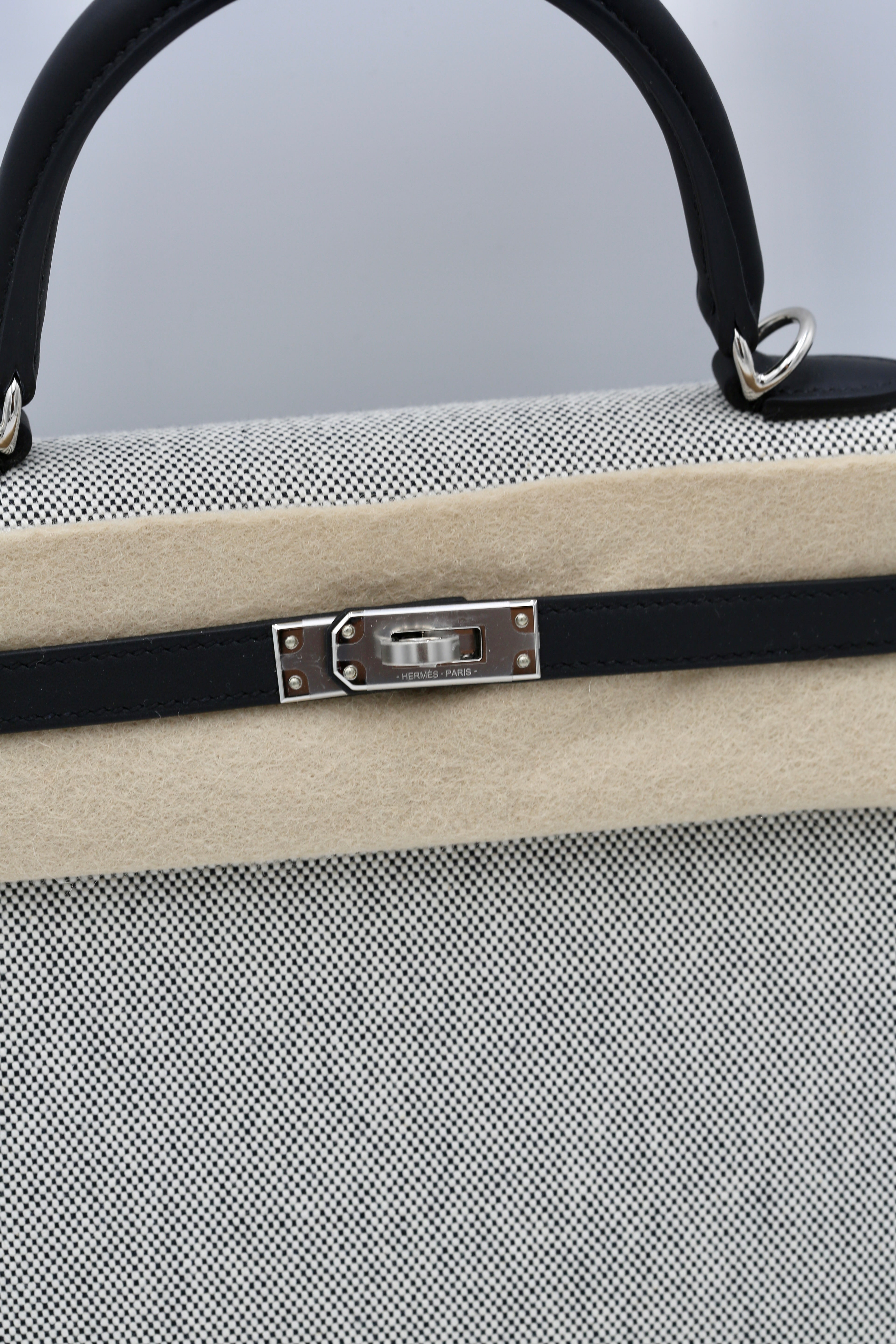 HERMÈS KELLY25 ECRU/NOIR SELLIER CANVAS/SWIFT SILVER HARDWARE K STAMP