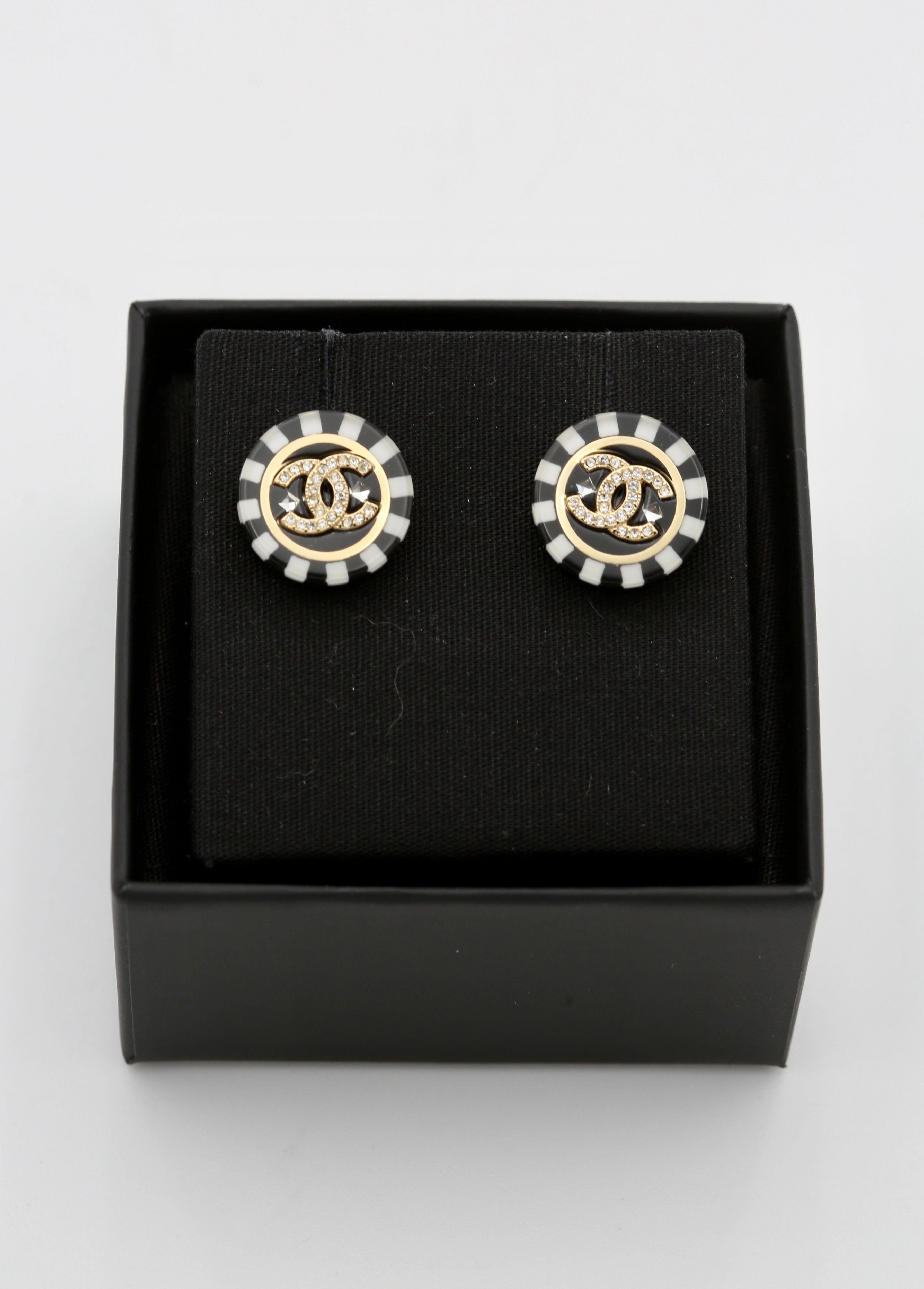 CHANEL EARRINGS BLACK& WHITE ROUND CC