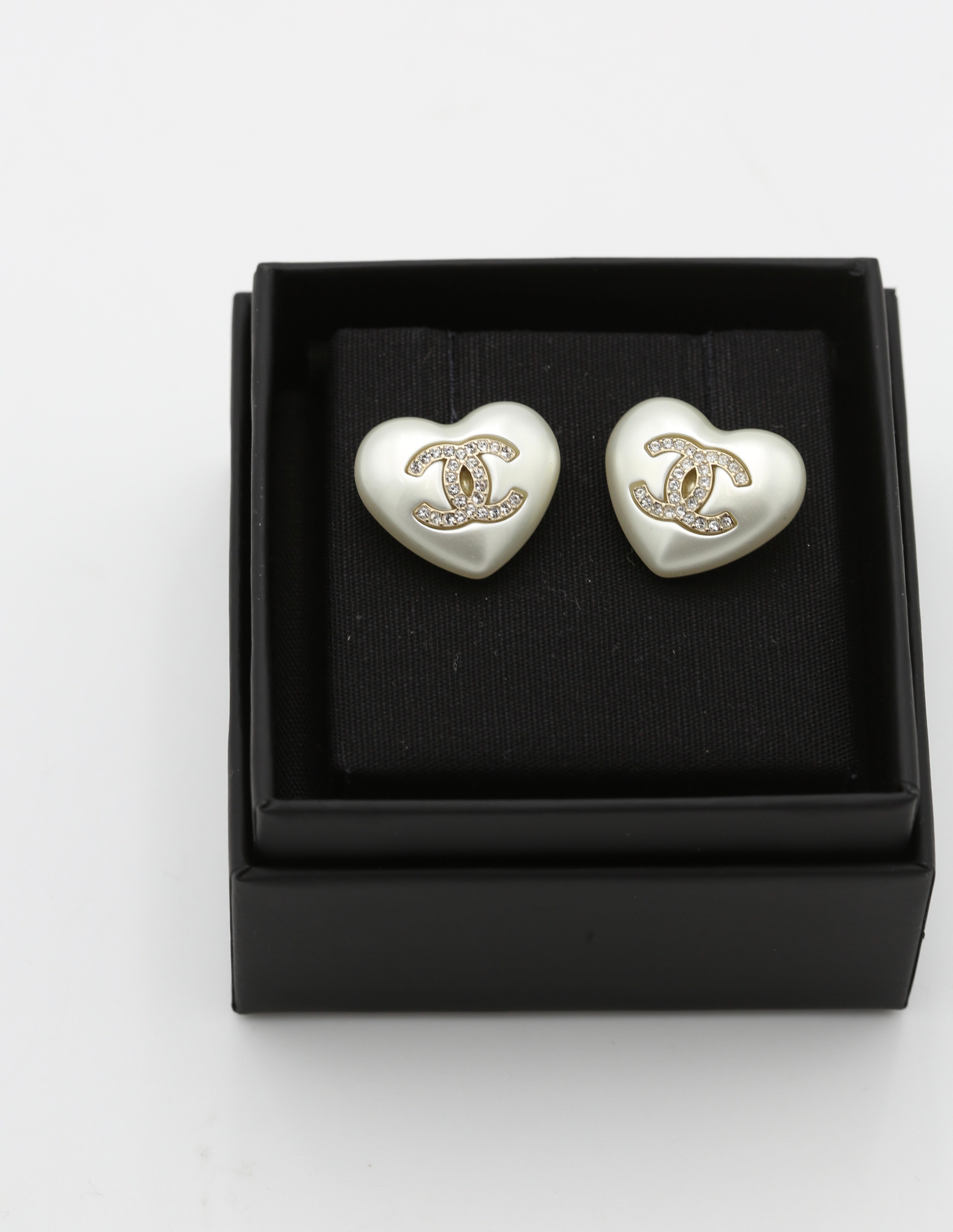 CHANEL EARRINGS HEARTS PEARL CC
