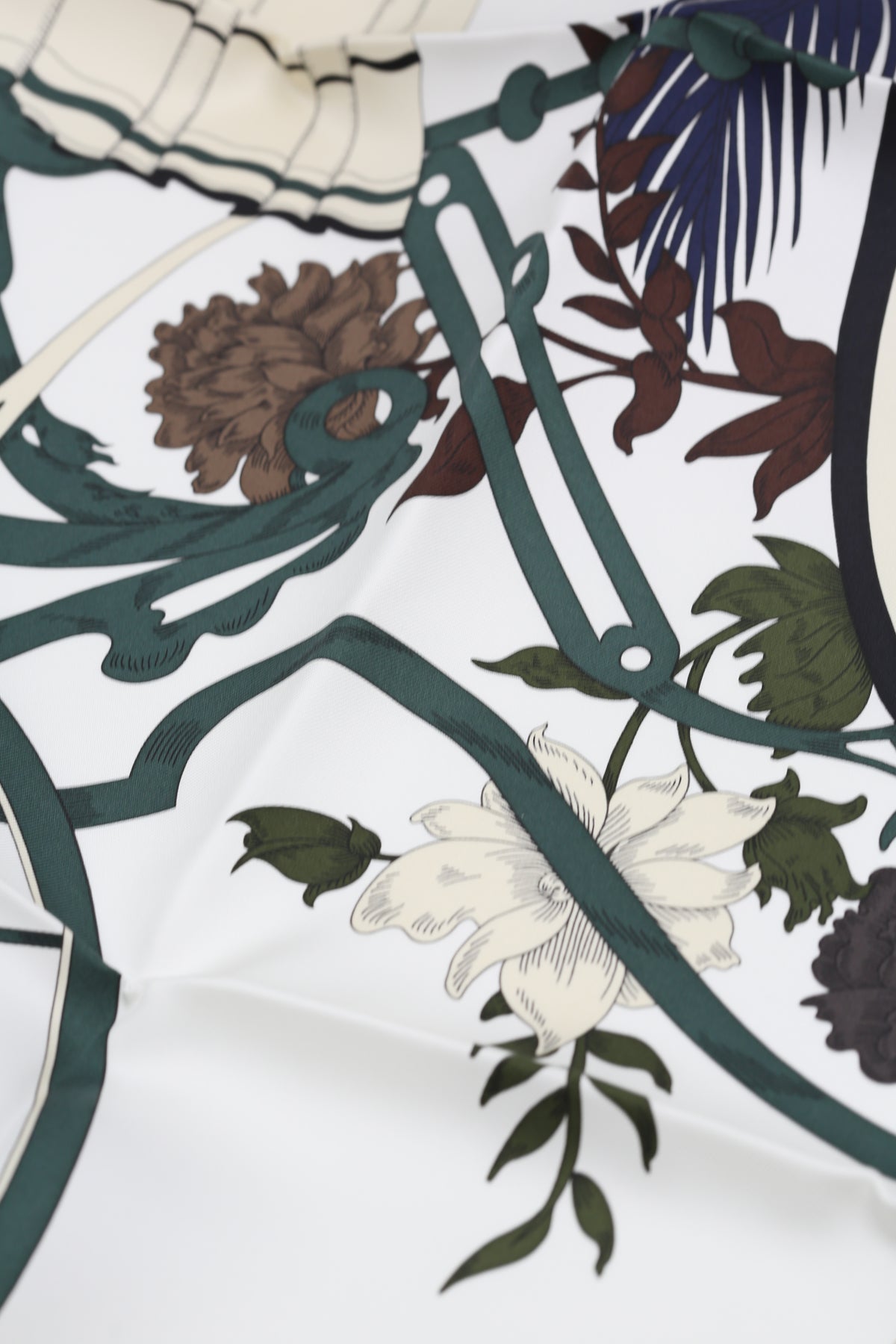 HERMÈS SCARF90X90 CARRE TWILL LA NATURE EN VOYAGE ON/BLANC/VERT