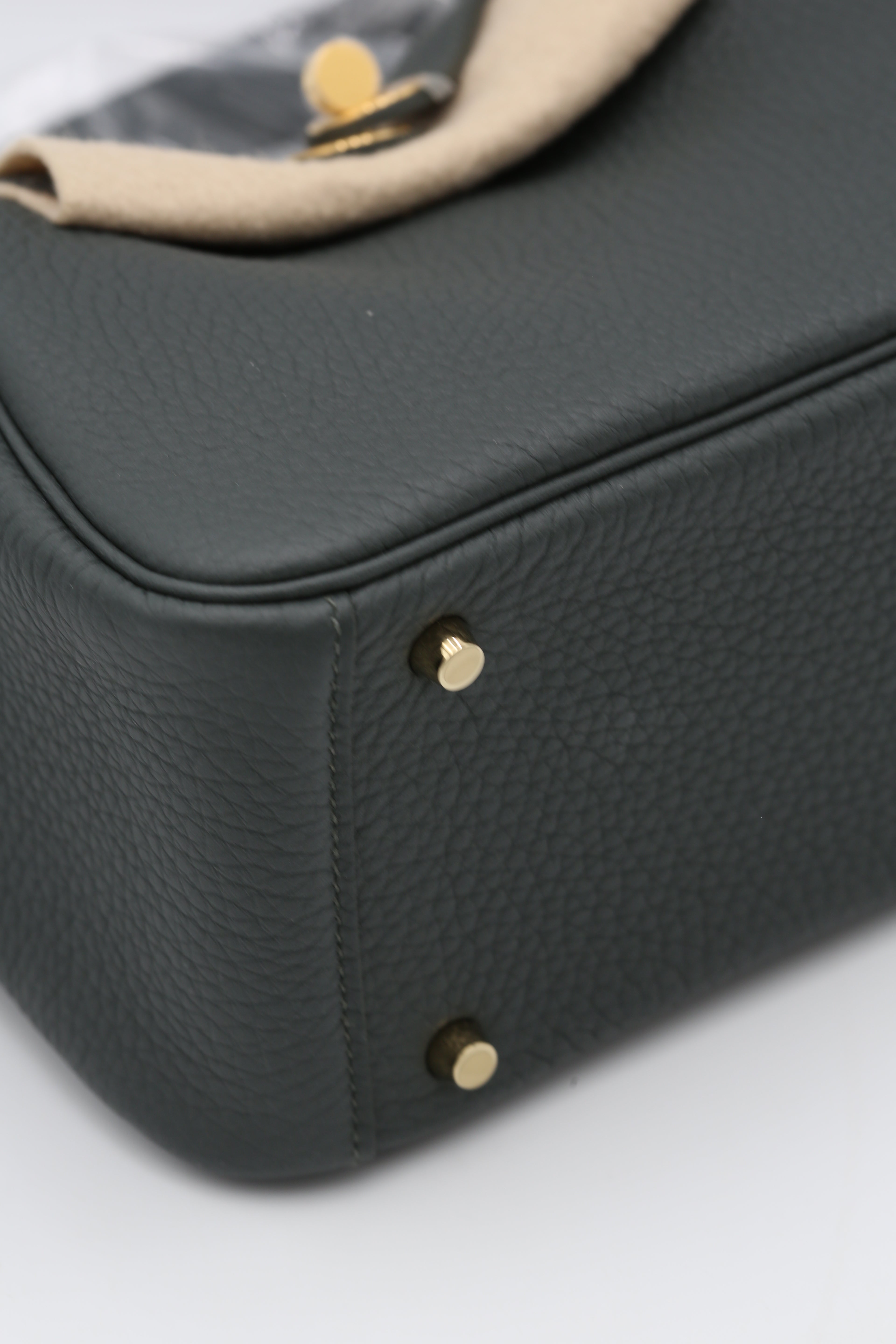 HERMÈS MINI LINDY Q0 VERT MANGROVE TAURILLON CLEMENCE CALFSKIN GOLD HARDWARE K STAMP