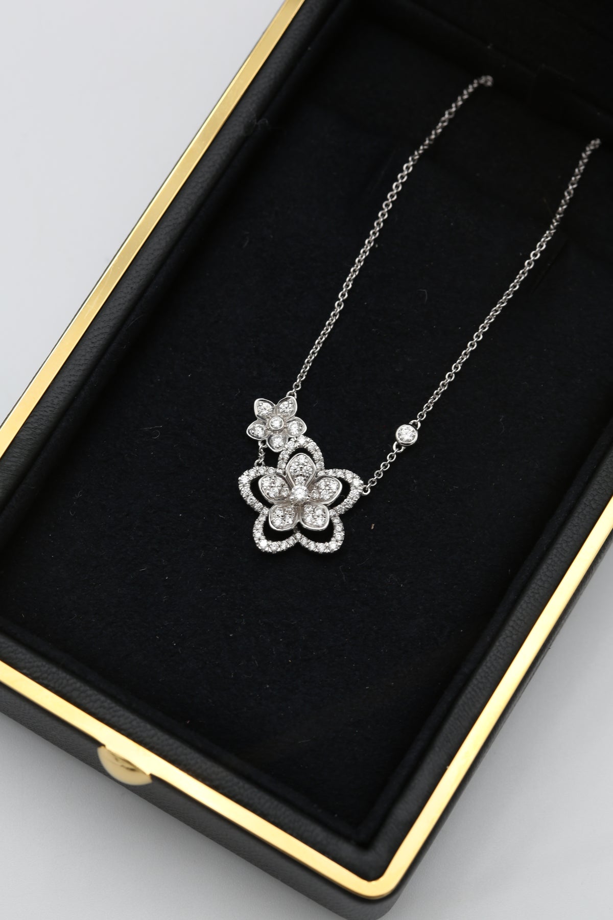 GRAFF WILD FLOWER DOUBLE DIAMOND PENDANT WHITE GOLD