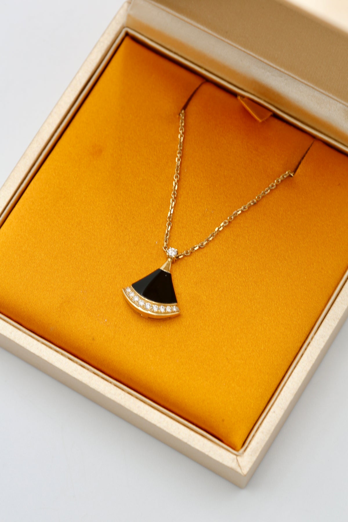 BVLGARI DIVA'S DREAM NECKLACE 18K YELLOW GOLD WITH DIAMONDS ONYX