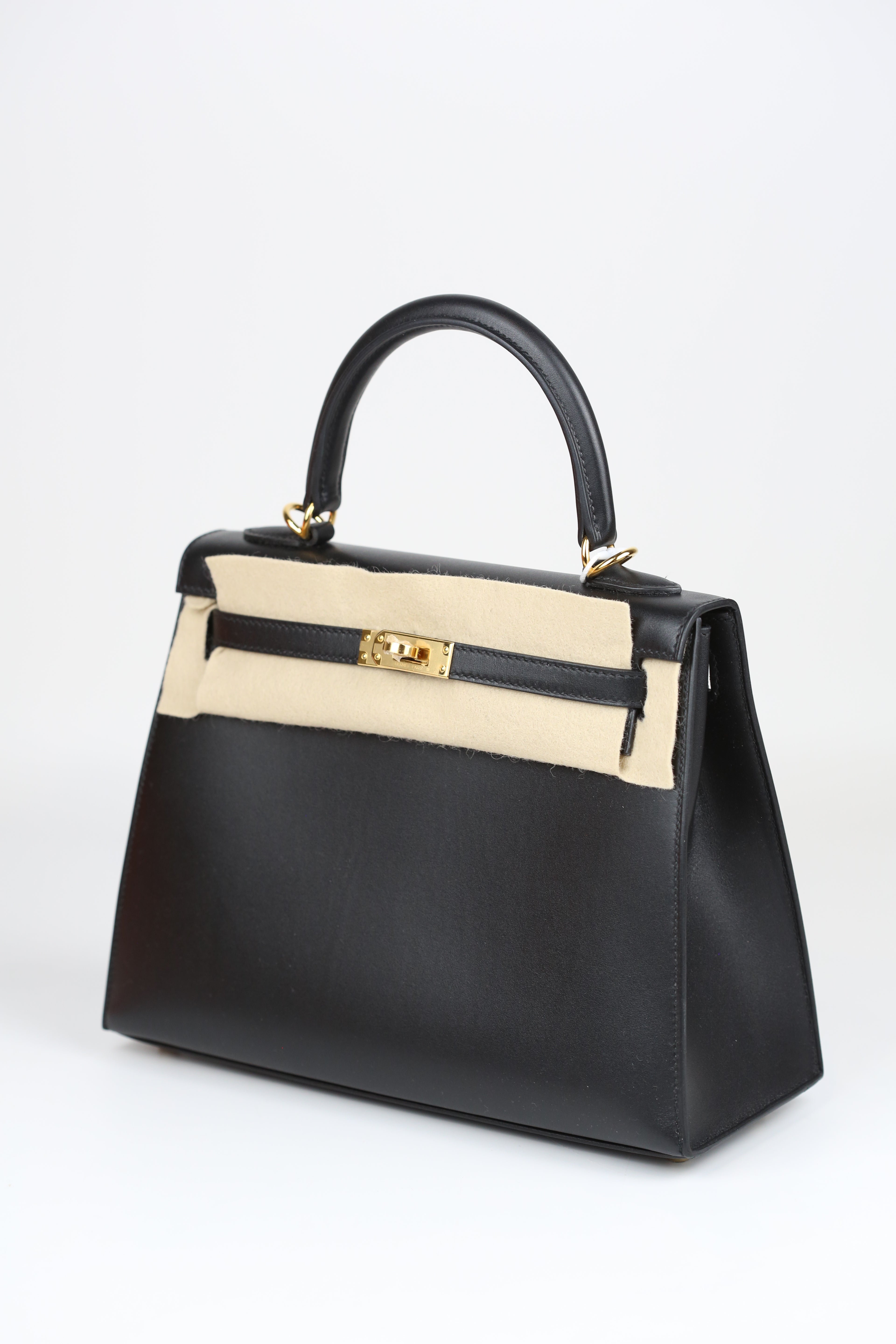 HERMÈS Kelly 25 Noir Gold Tadelakt