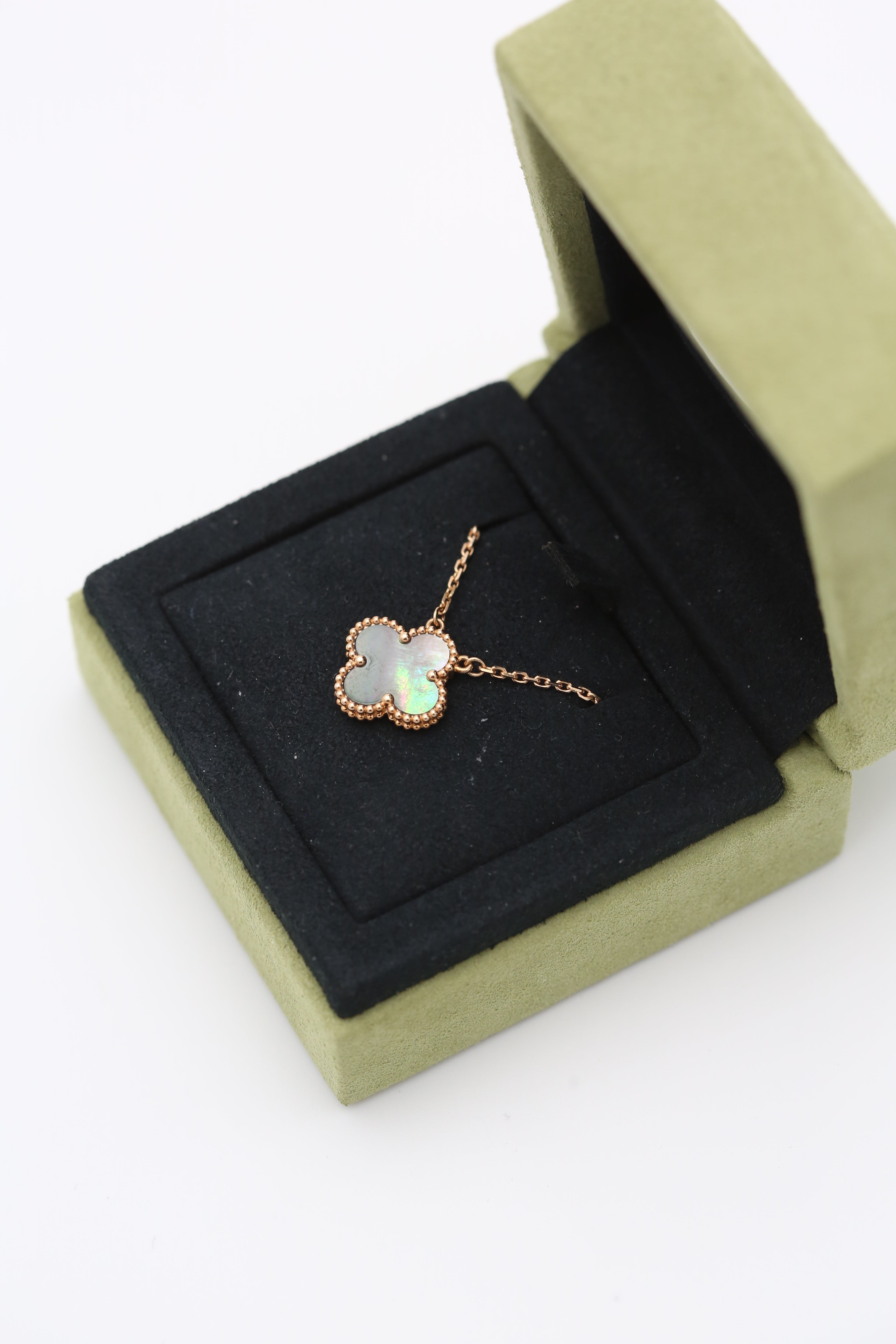 VAN CLEEF & ARPELS VINTAGE ALHAMBRA NECKLACE MOTHER OF PEARL