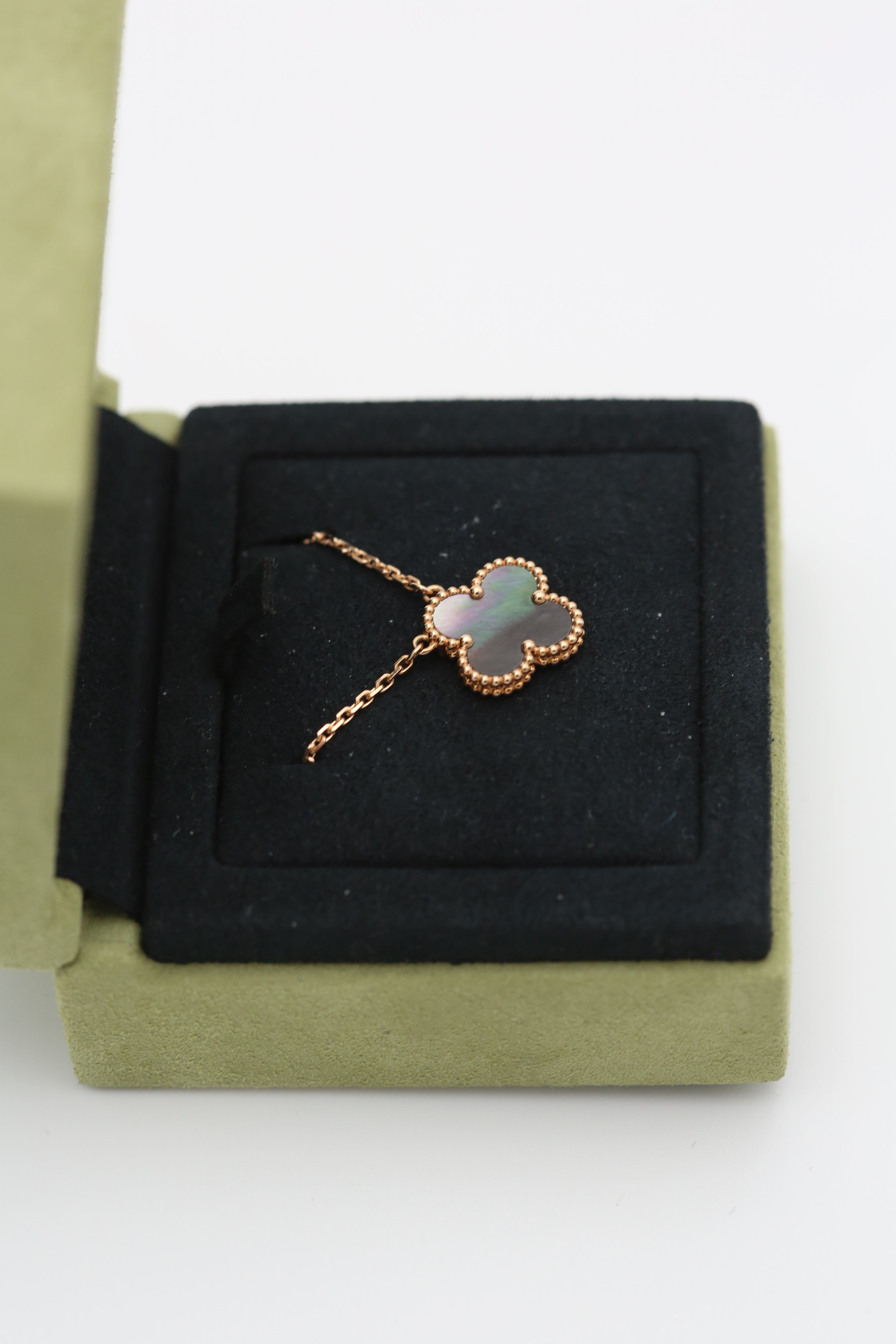 VAN CLEEF & ARPELS VINTAGE ALHAMBRA NECKLACE MOTHER OF PEARL