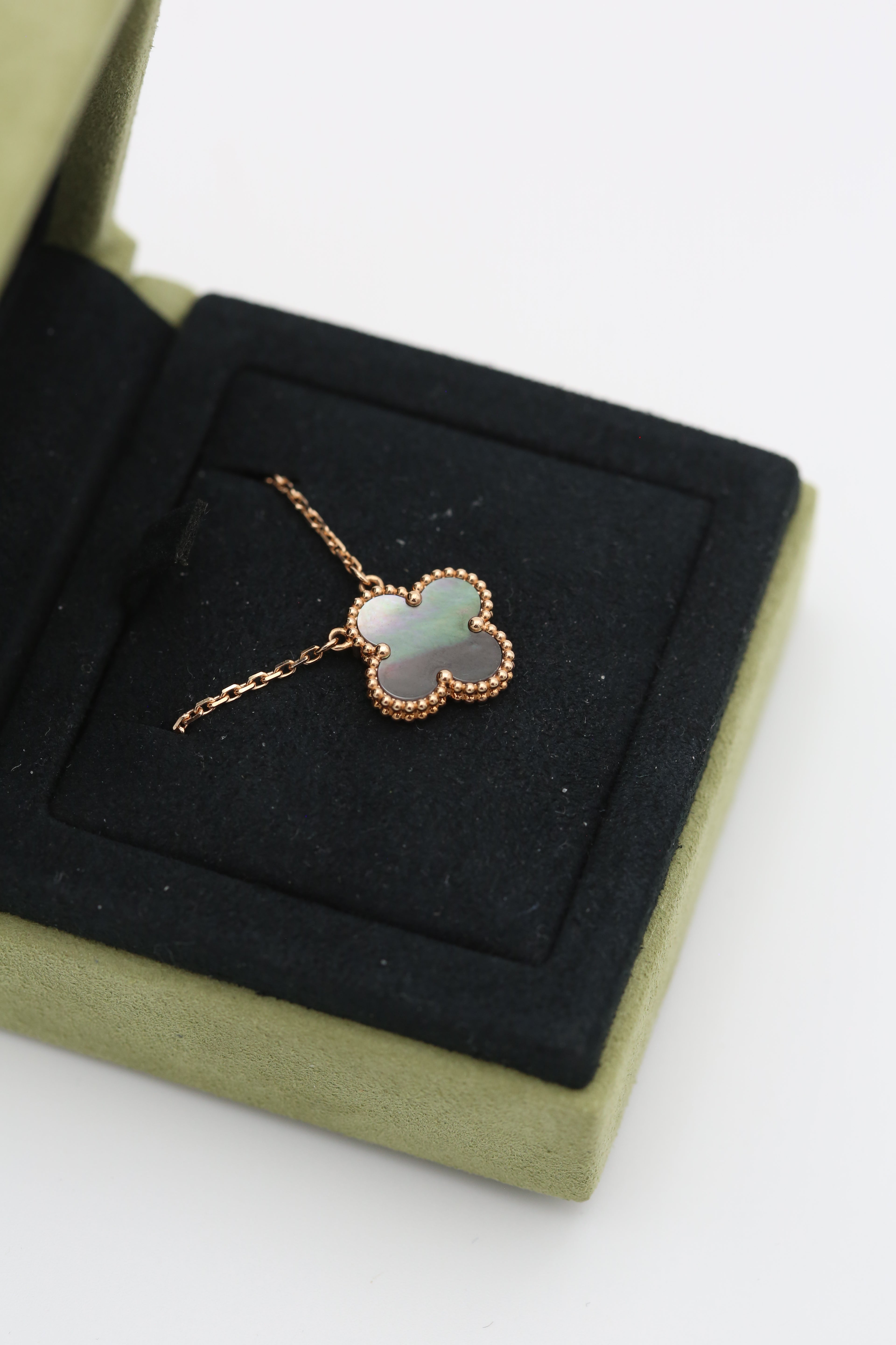 VAN CLEEF & ARPELS VINTAGE ALHAMBRA NECKLACE MOTHER OF PEARL