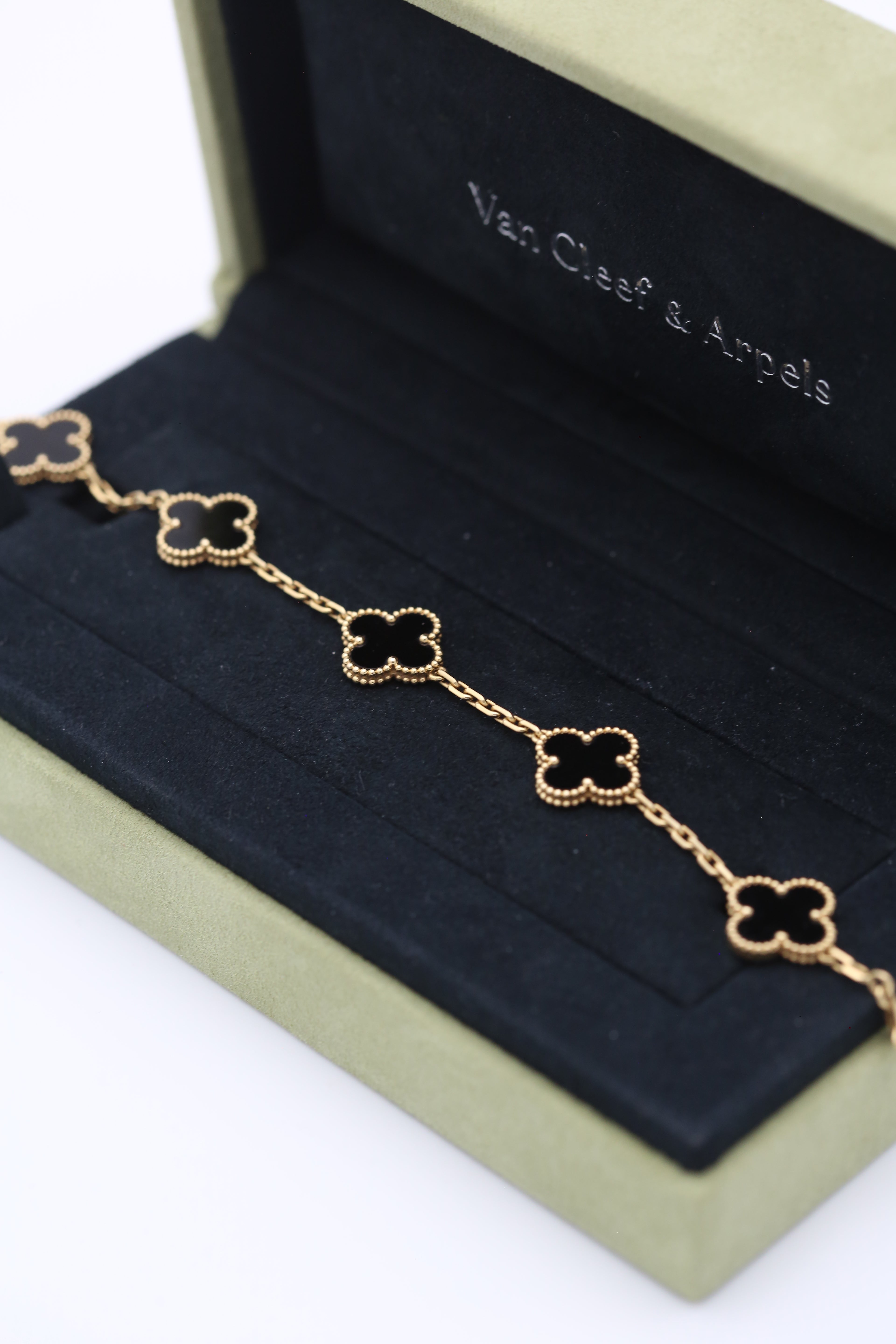 VAN CLEEF & ARPELS VINTAGE ALHAMBRA BRACELET 5 MOTIFS 18K YELLOW GOLD ONYX