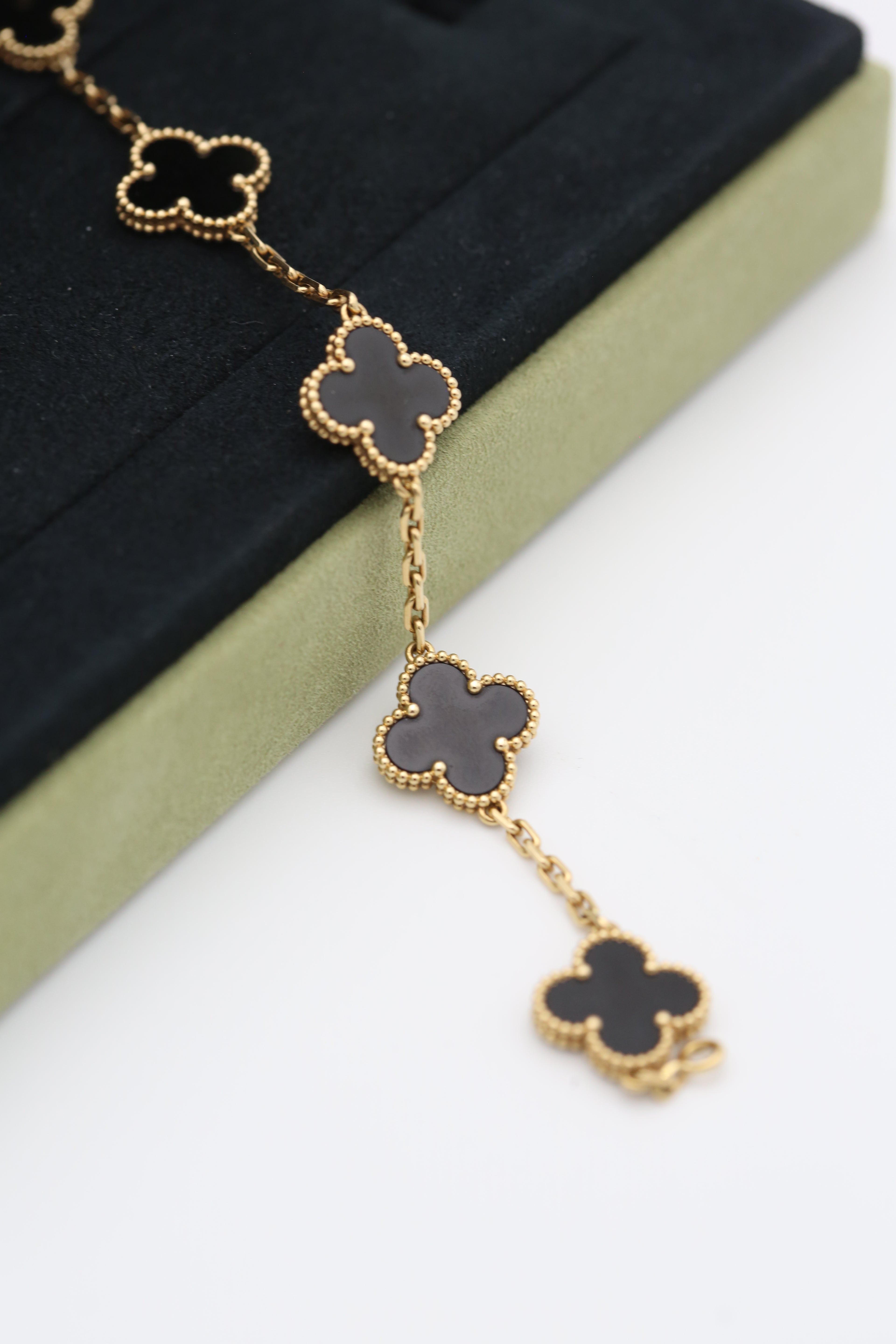 VAN CLEEF & ARPELS VINTAGE ALHAMBRA BRACELET 5 MOTIFS 18K YELLOW GOLD ONYX