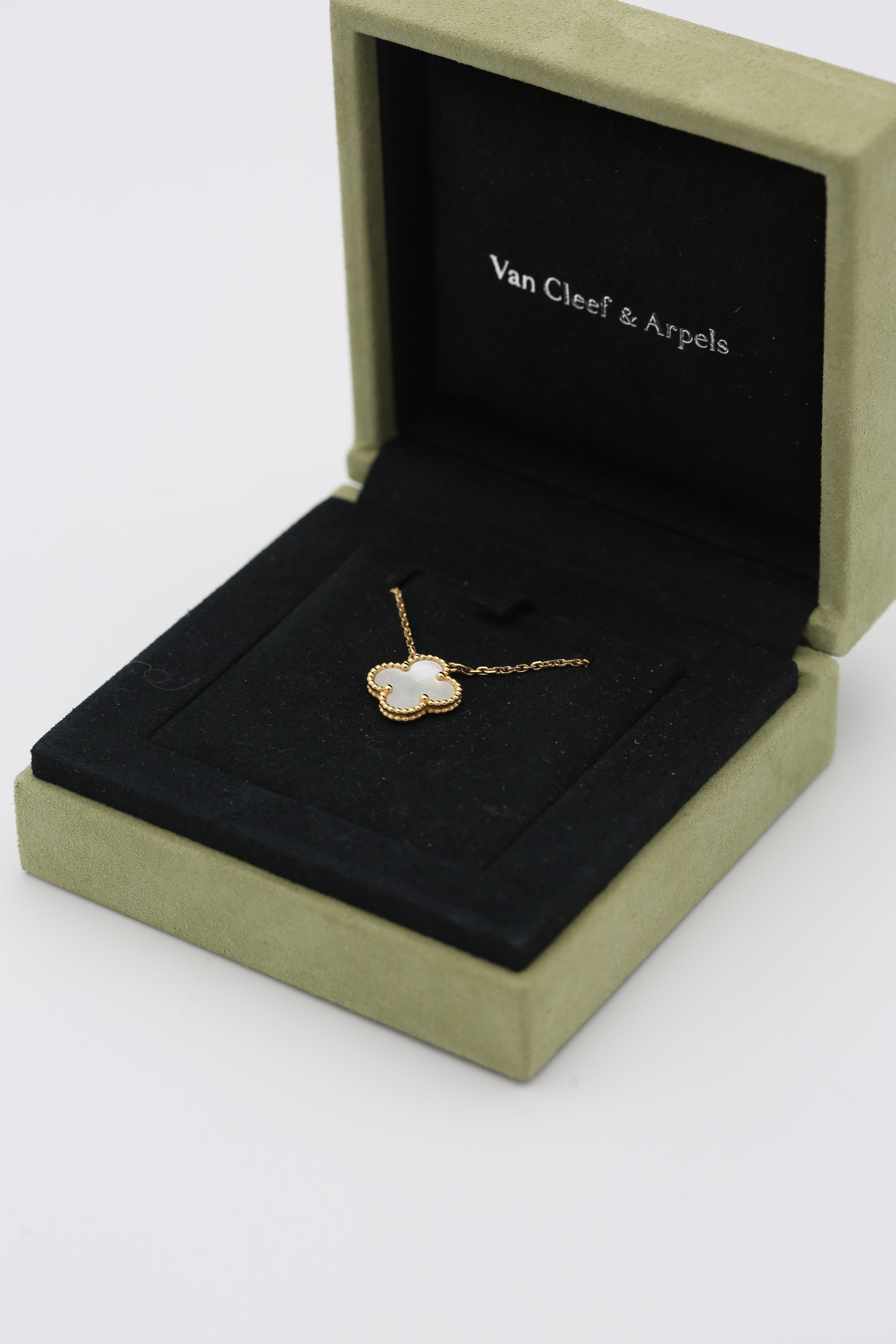 VAN CLEEF & ARPELS VINTAGE ALHAMBRA NECKLACE YELLOW GOLD MOTHER OF PEARL
