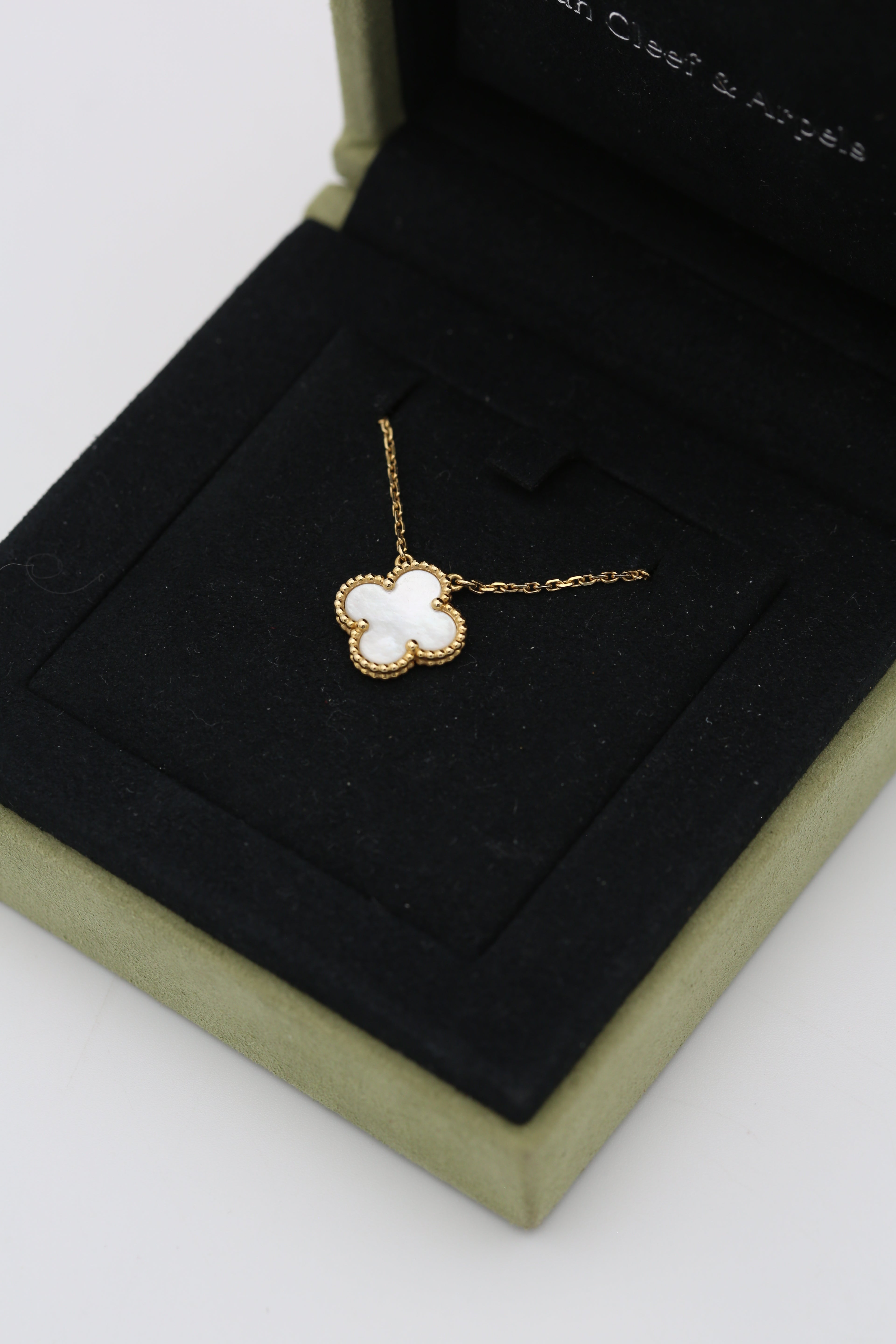 VAN CLEEF & ARPELS VINTAGE ALHAMBRA NECKLACE YELLOW GOLD MOTHER OF PEARL