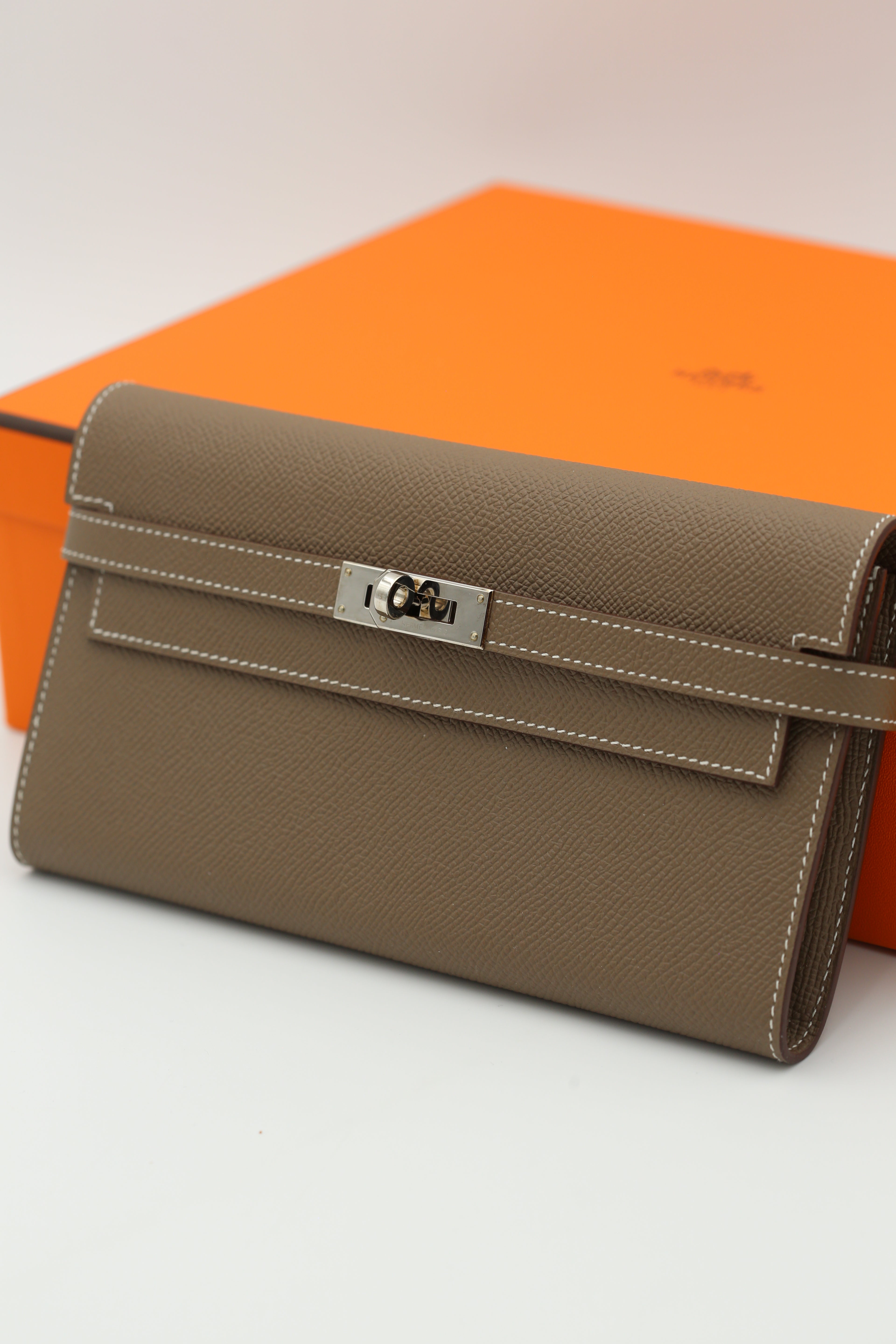 HERMÈS KELLY TO GO WALLET ETOUPE SILVER D STAMP