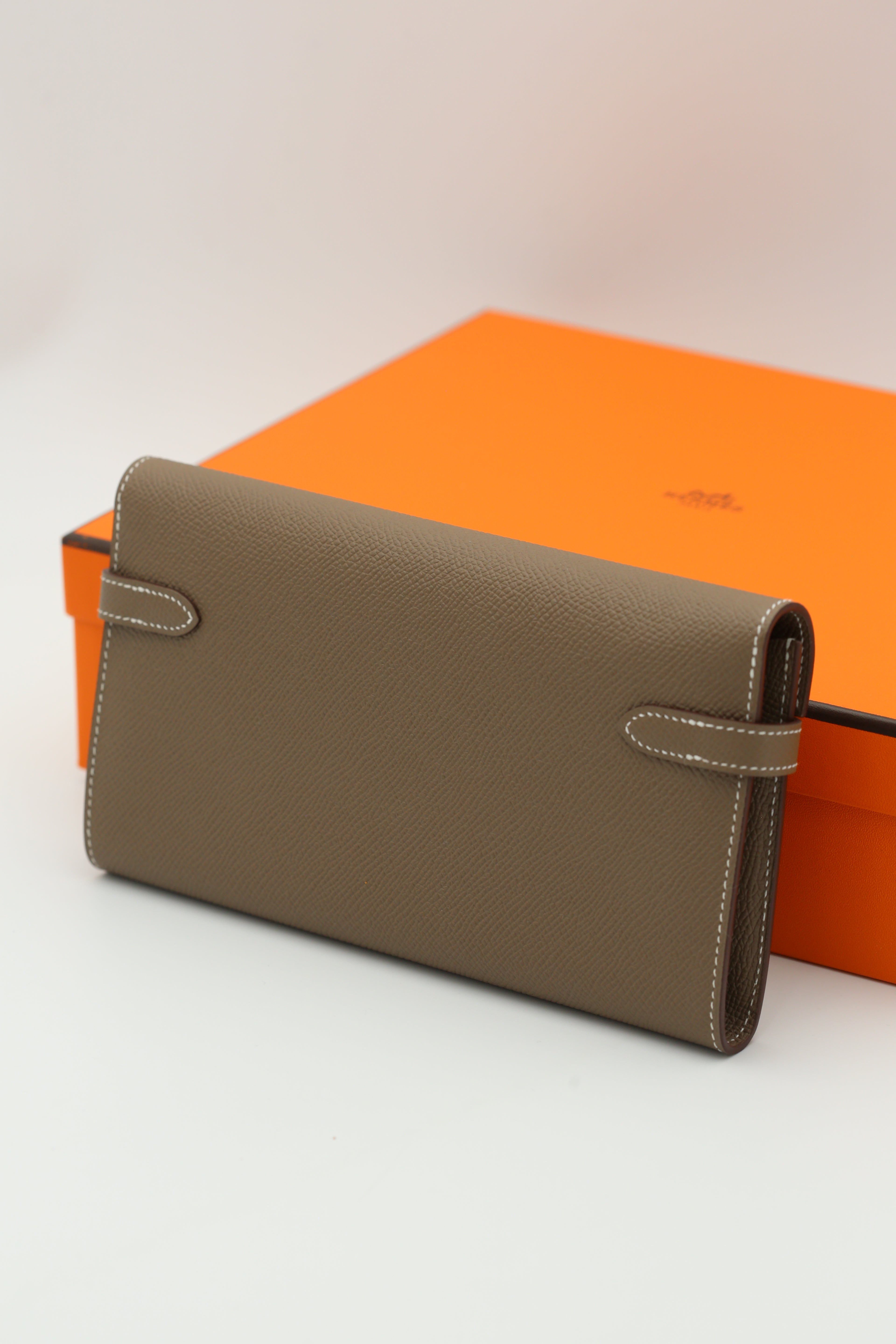 HERMÈS KELLY TO GO WALLET ETOUPE SILVER D STAMP