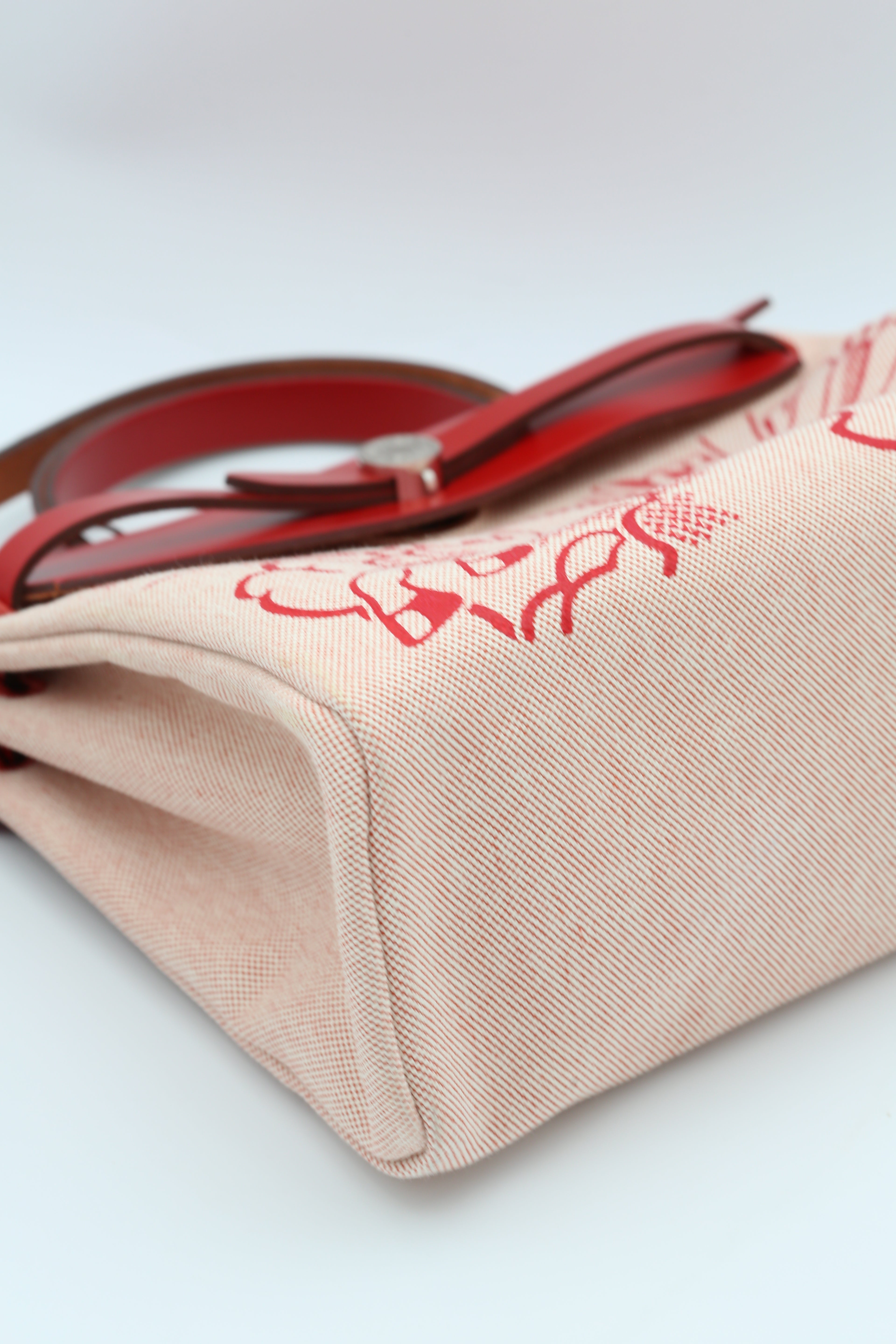 HERMÈS HERBAG31 ROUGE WITH HORSE Y STAMP