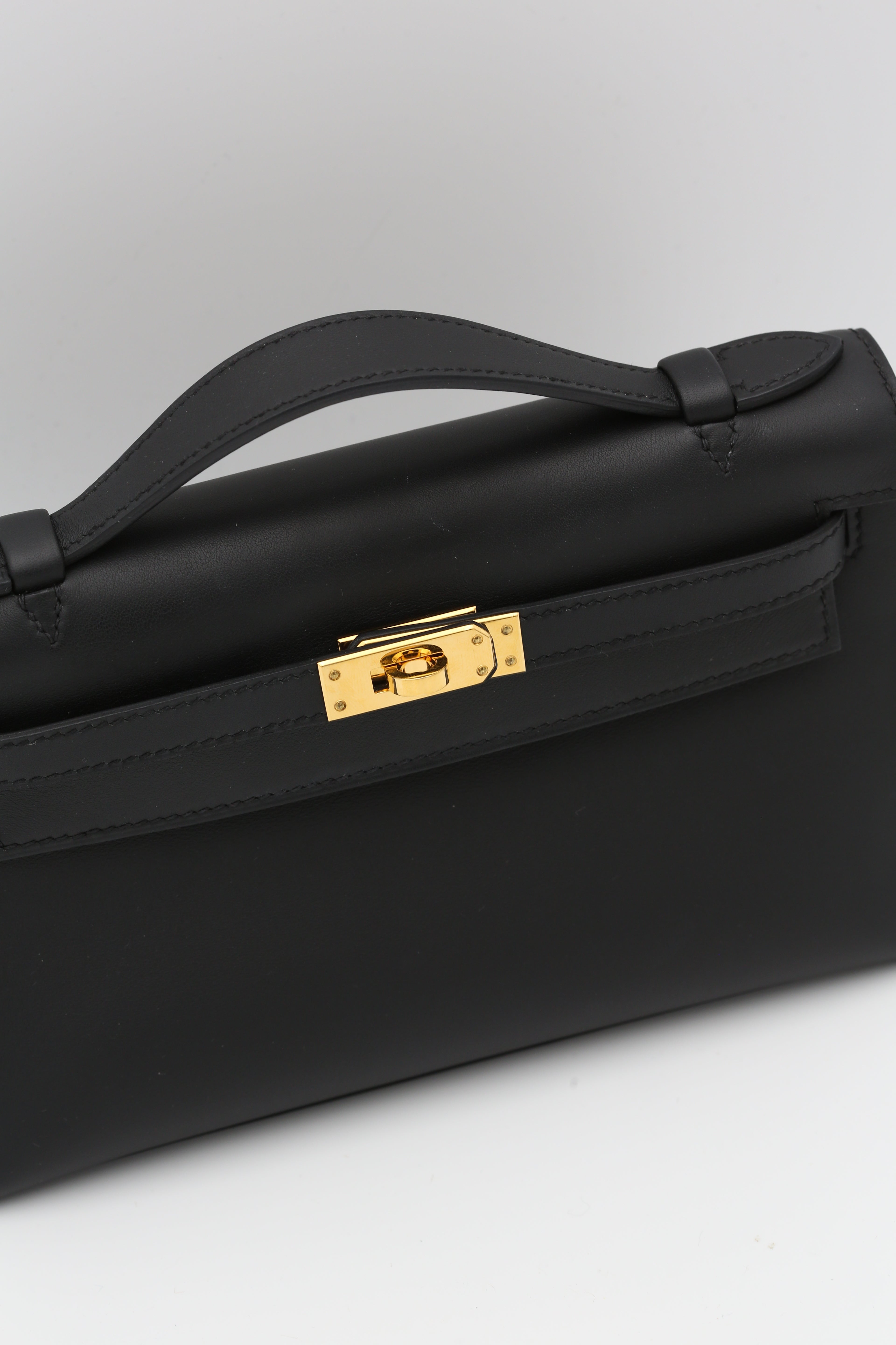 HERMÈS KELLY POCHETTE NOIR SWIFT GOLD HARDWARE K STAMP