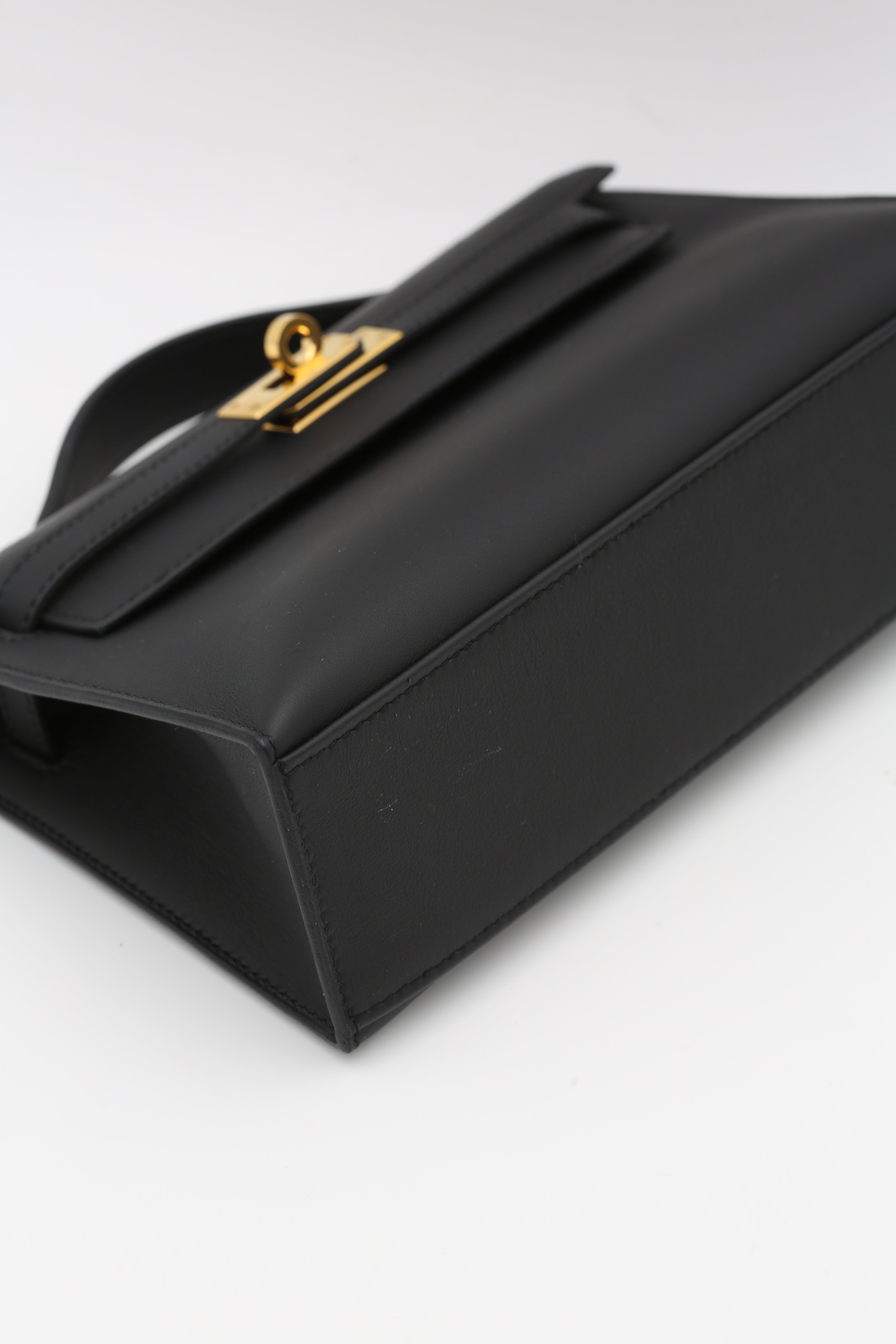 HERMÈS KELLY POCHETTE NOIR SWIFT GOLD HARDWARE K STAMP
