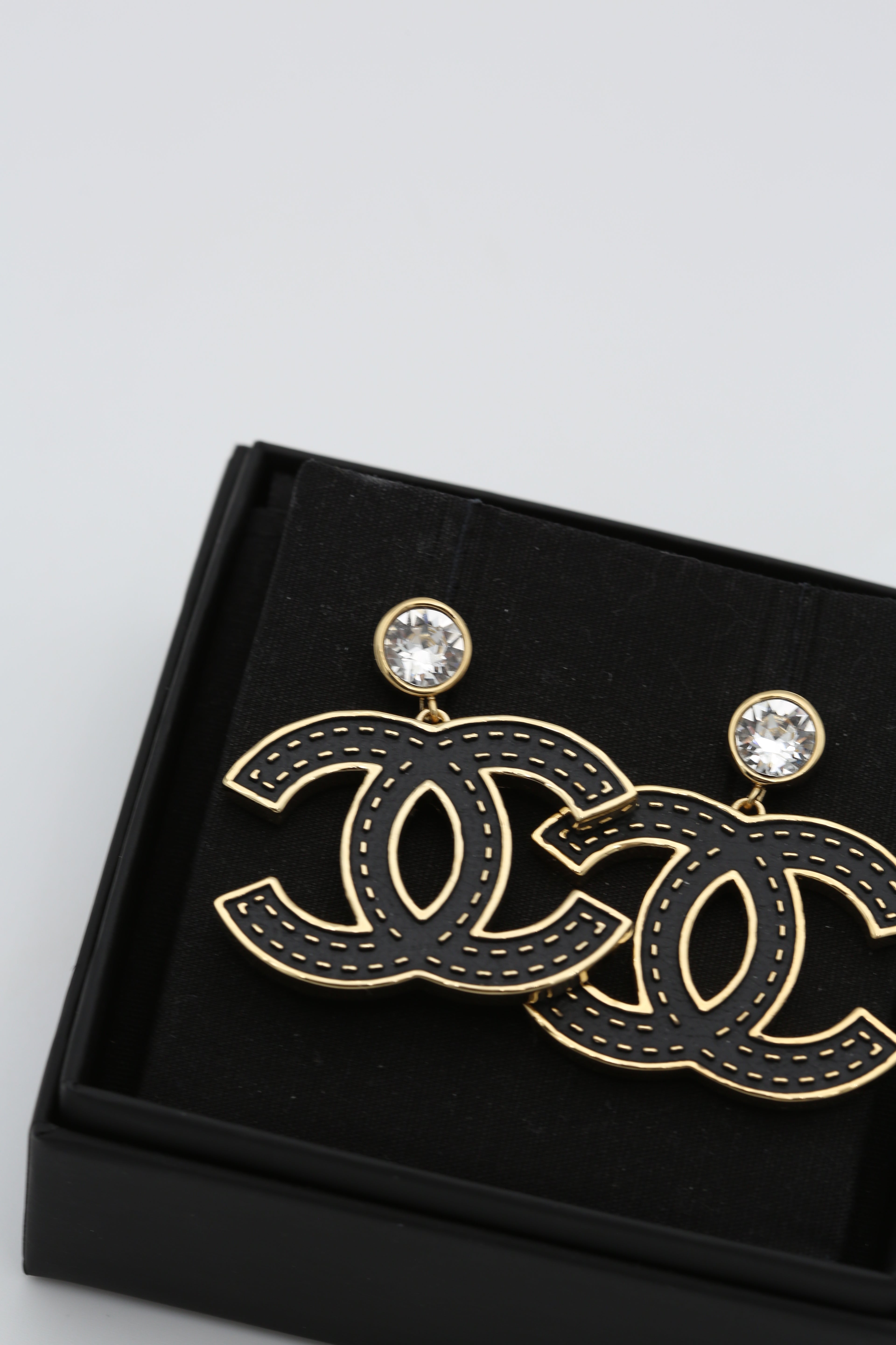 CHANEL CLIP-ON EARRINGS BLACK