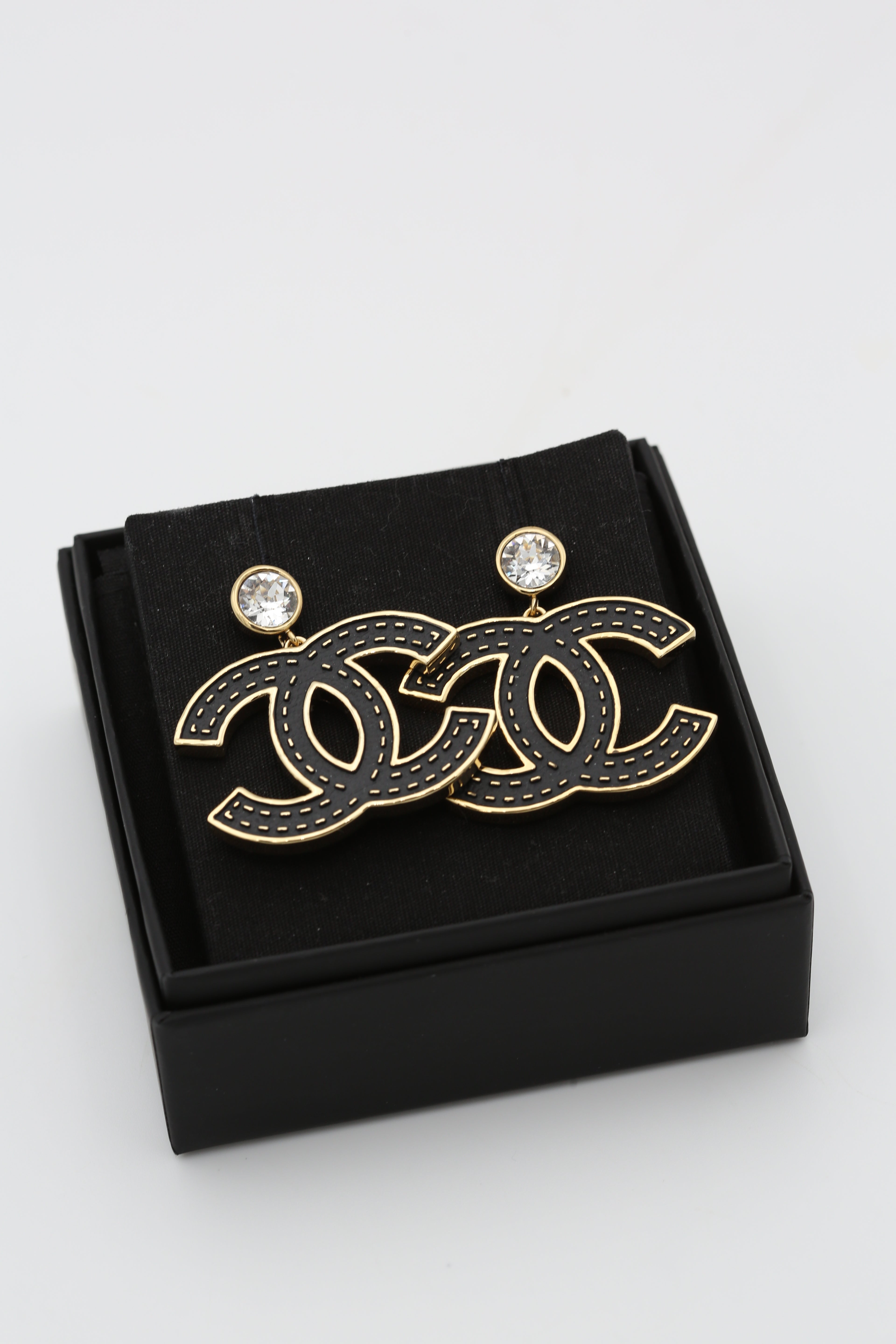CHANEL CLIP-ON EARRINGS BLACK