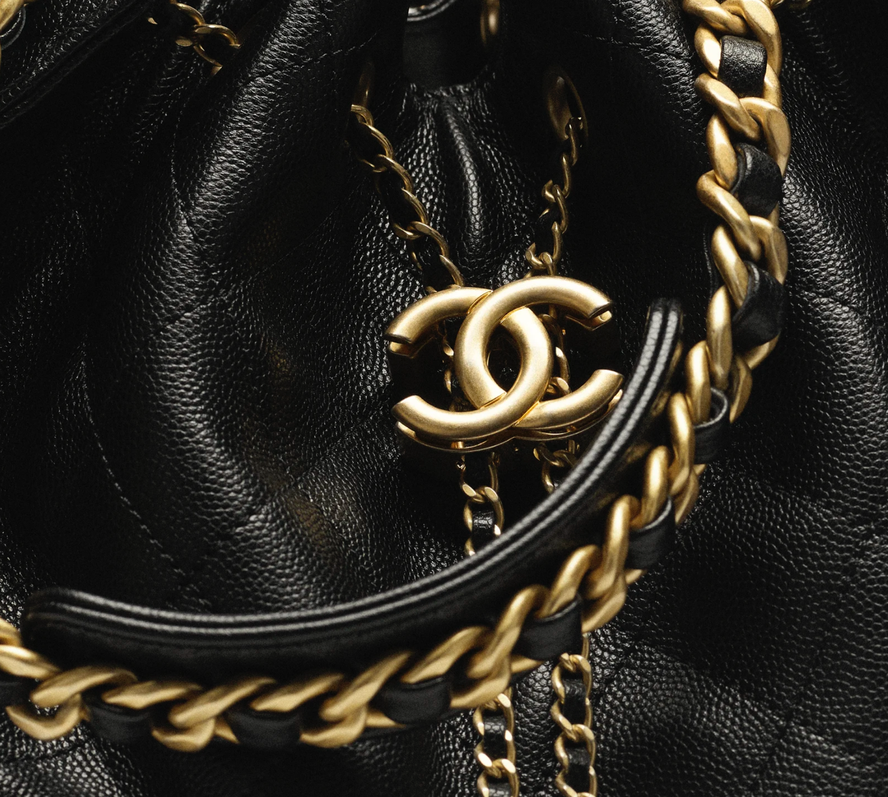 CHANEL 25 HOBO BAG MEDIUM BLACK GRAINED CALFSKIN GOLD METAL