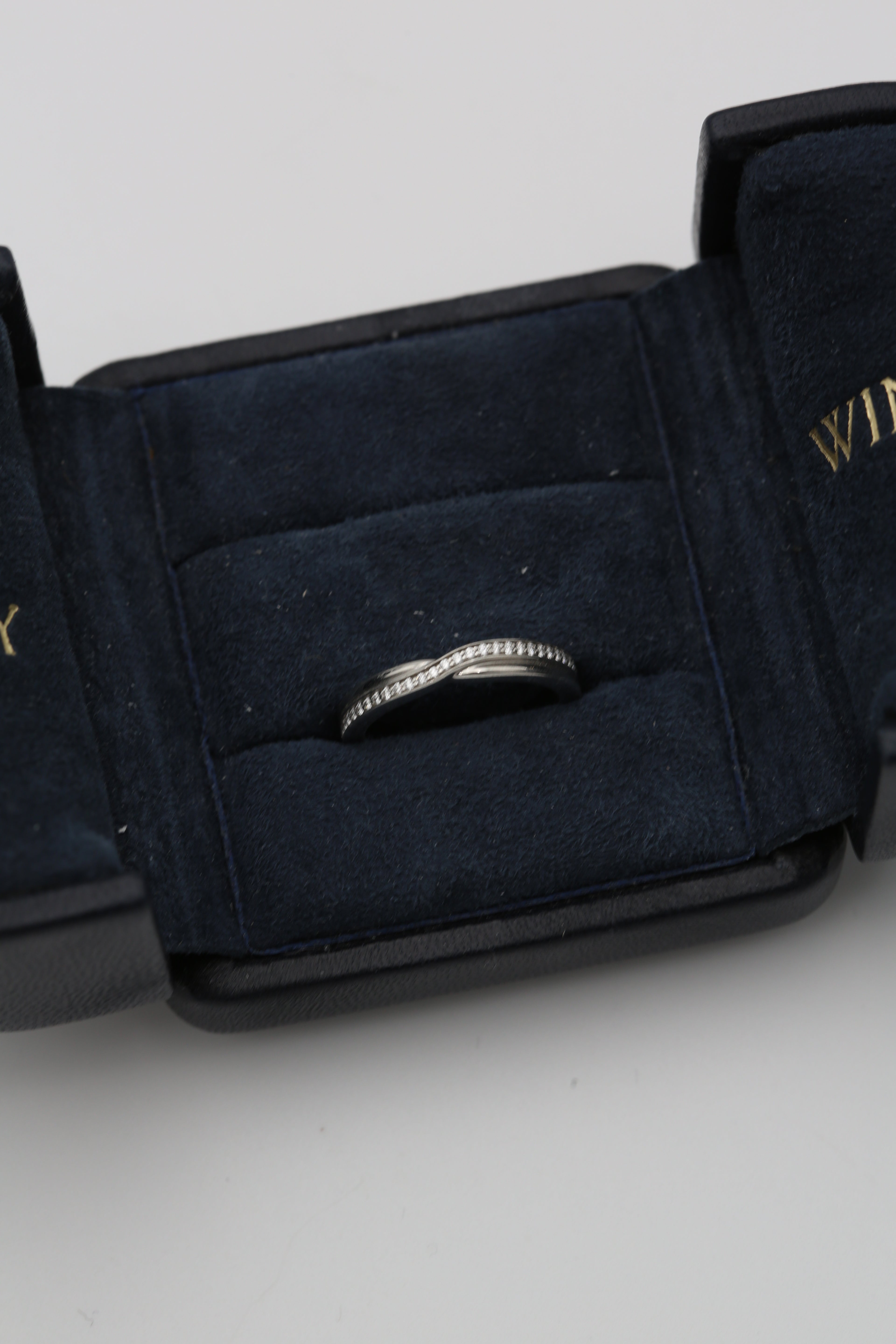 HARRY WINSTON RING WHITE GOLD SIZE 53
