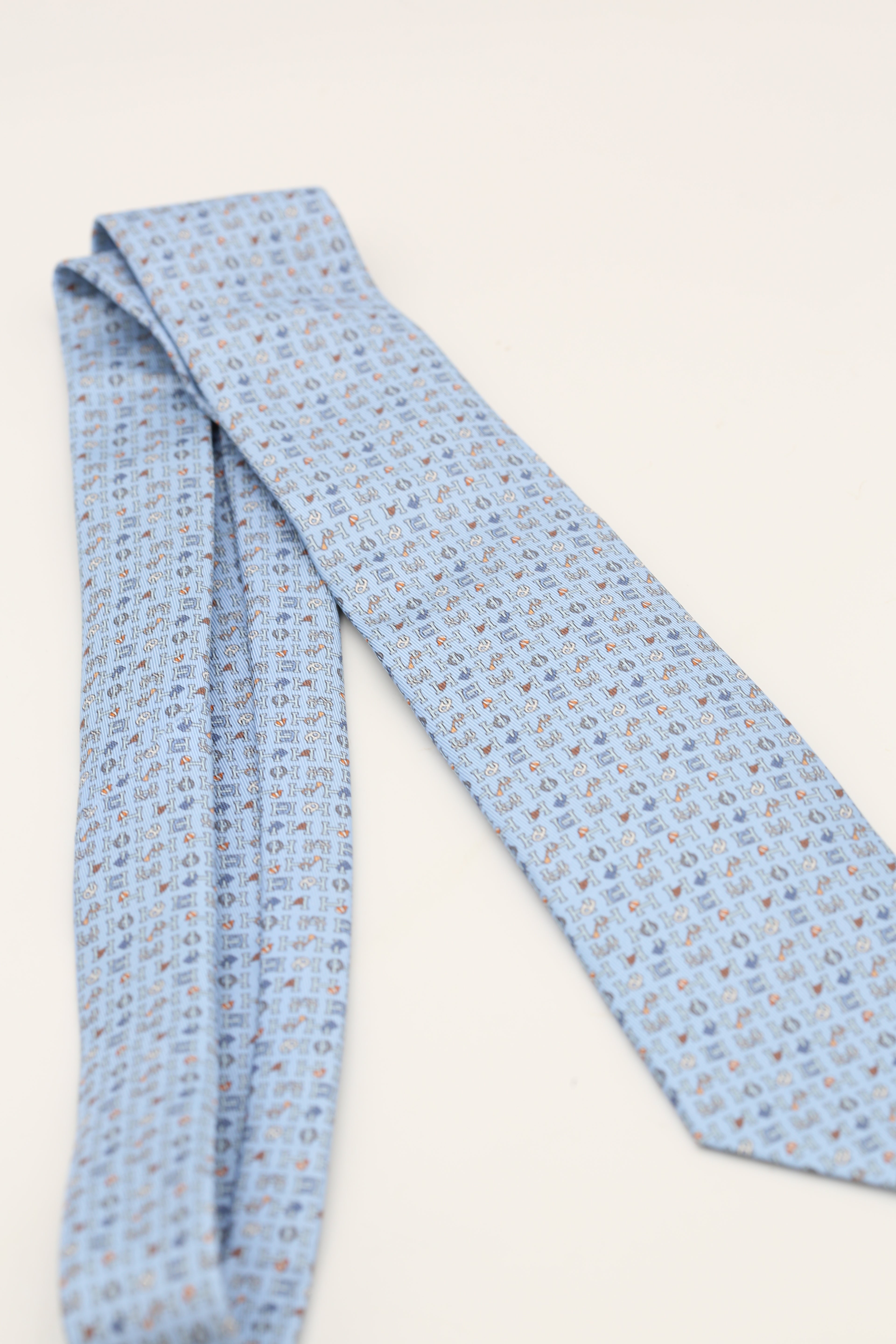 HERMÈS CRAVATE TWILL TIE 7 H COLLECTION CIEL/BLEU GRISE/GOLD