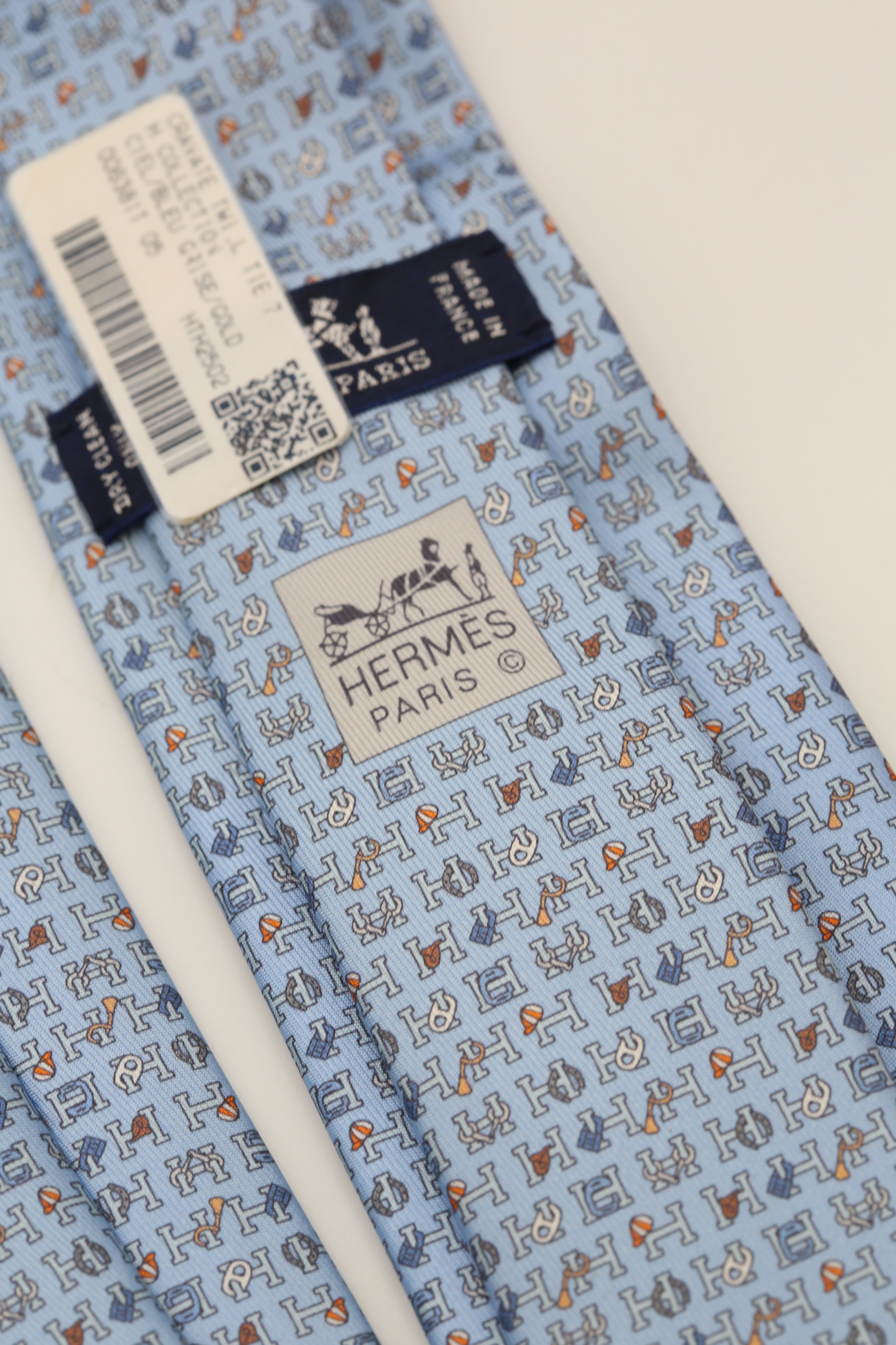 HERMÈS CRAVATE TWILL TIE 7 H COLLECTION CIEL/BLEU GRISE/GOLD