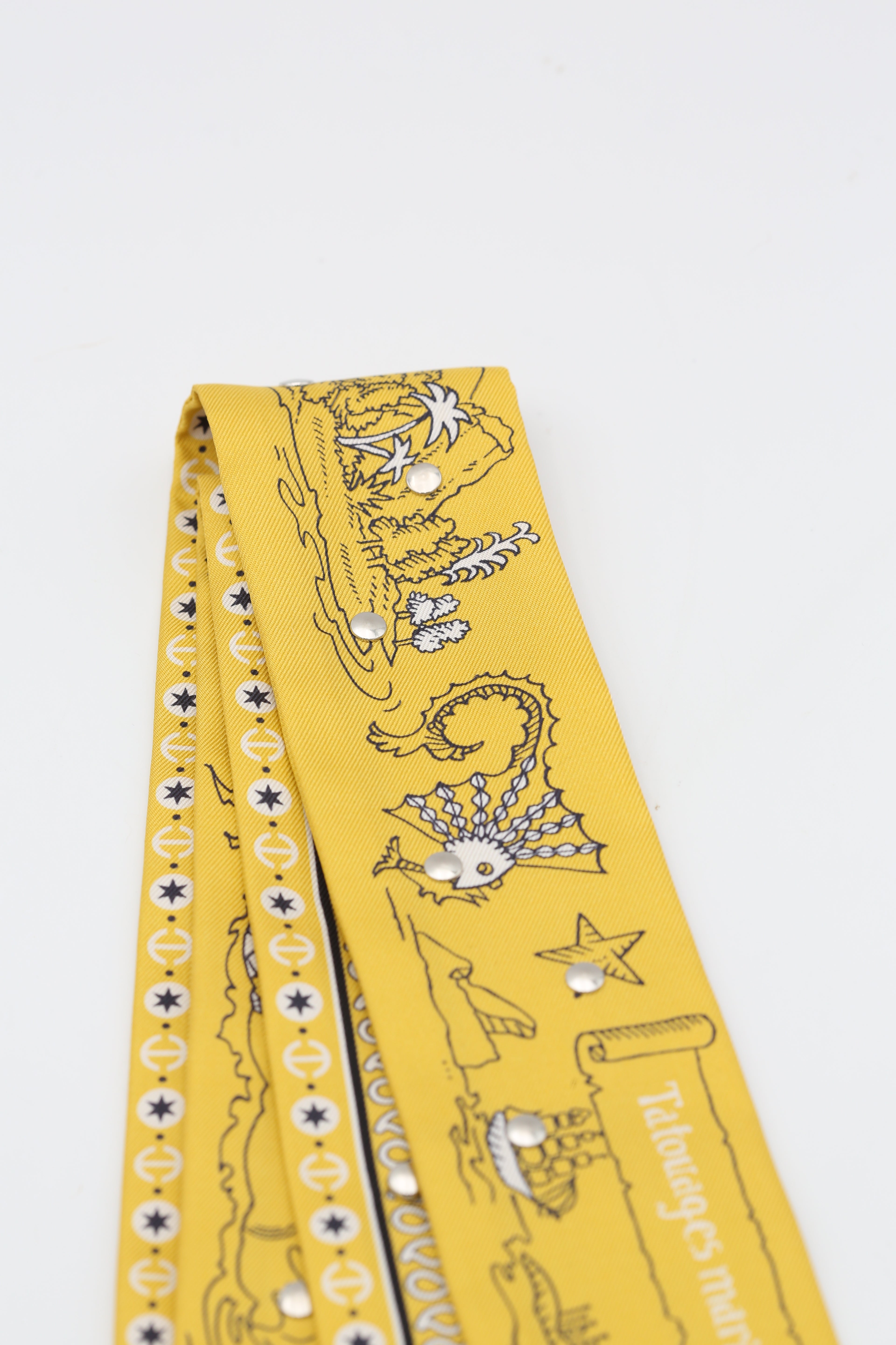 HERMÈS TWILLY RUBAN CLOUTE 100% SE TATOUAGES MARINS BAND HG/BLANC/JAUNE PAILLE