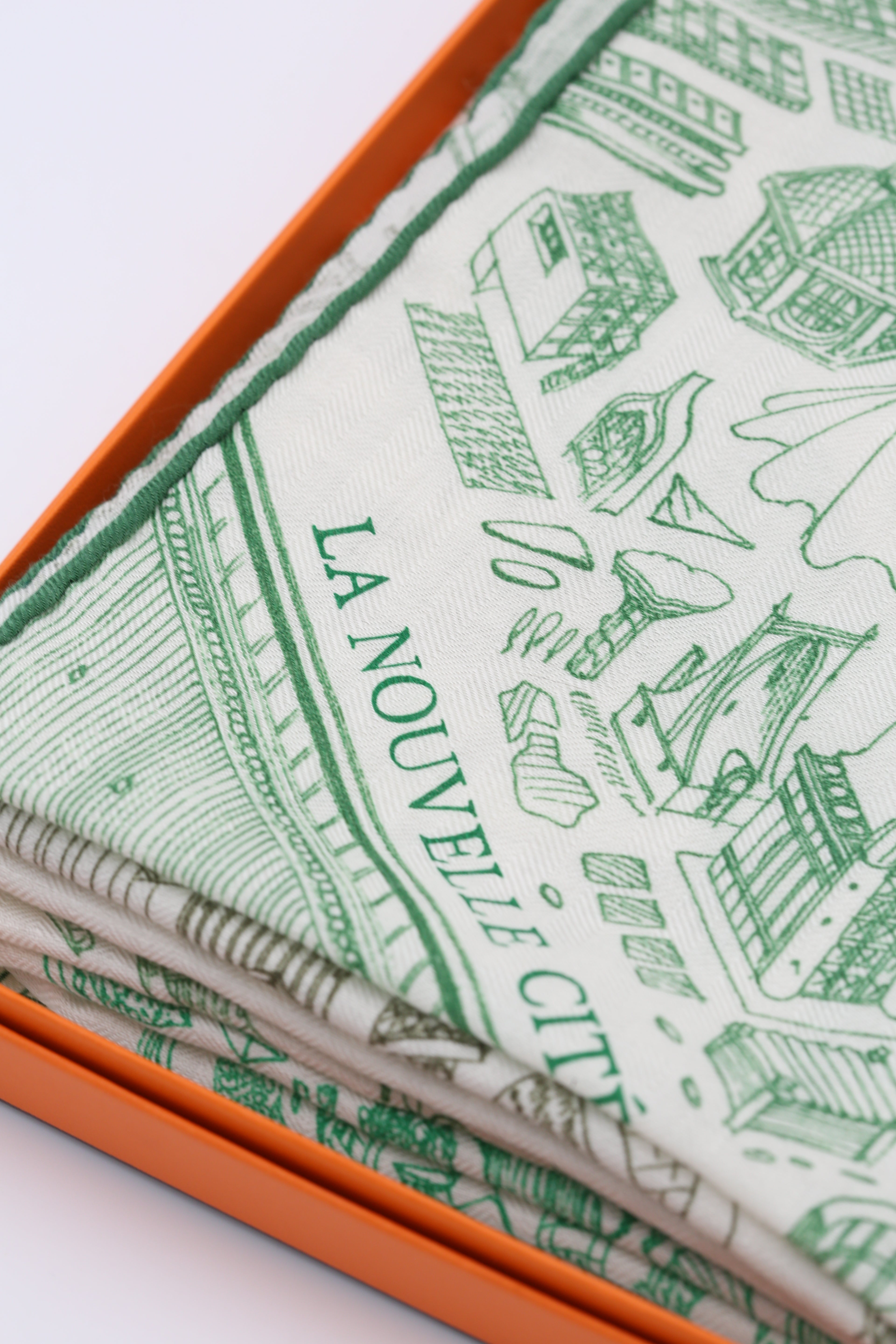 HERMÈS SCARF 140X140 CHALE CACHEMIRE LA NOUVELLE CITE CAVA AS/BLANC/VERT VIF/KAK