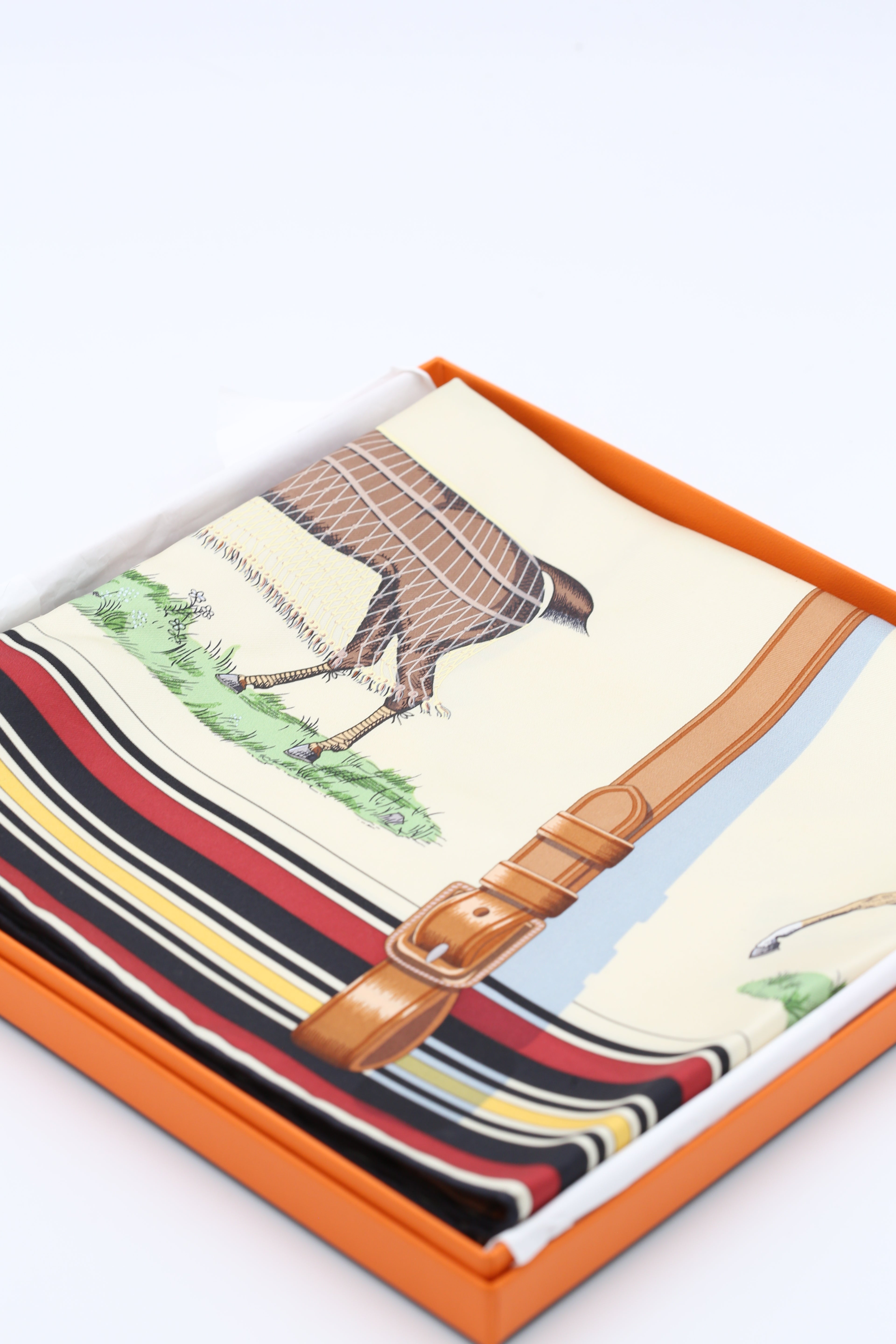 HERMÈS SCARF 90X90 CARRE TWILL COUVERTURES ET TENUES HG/CREME/ROJGE H/BLEU