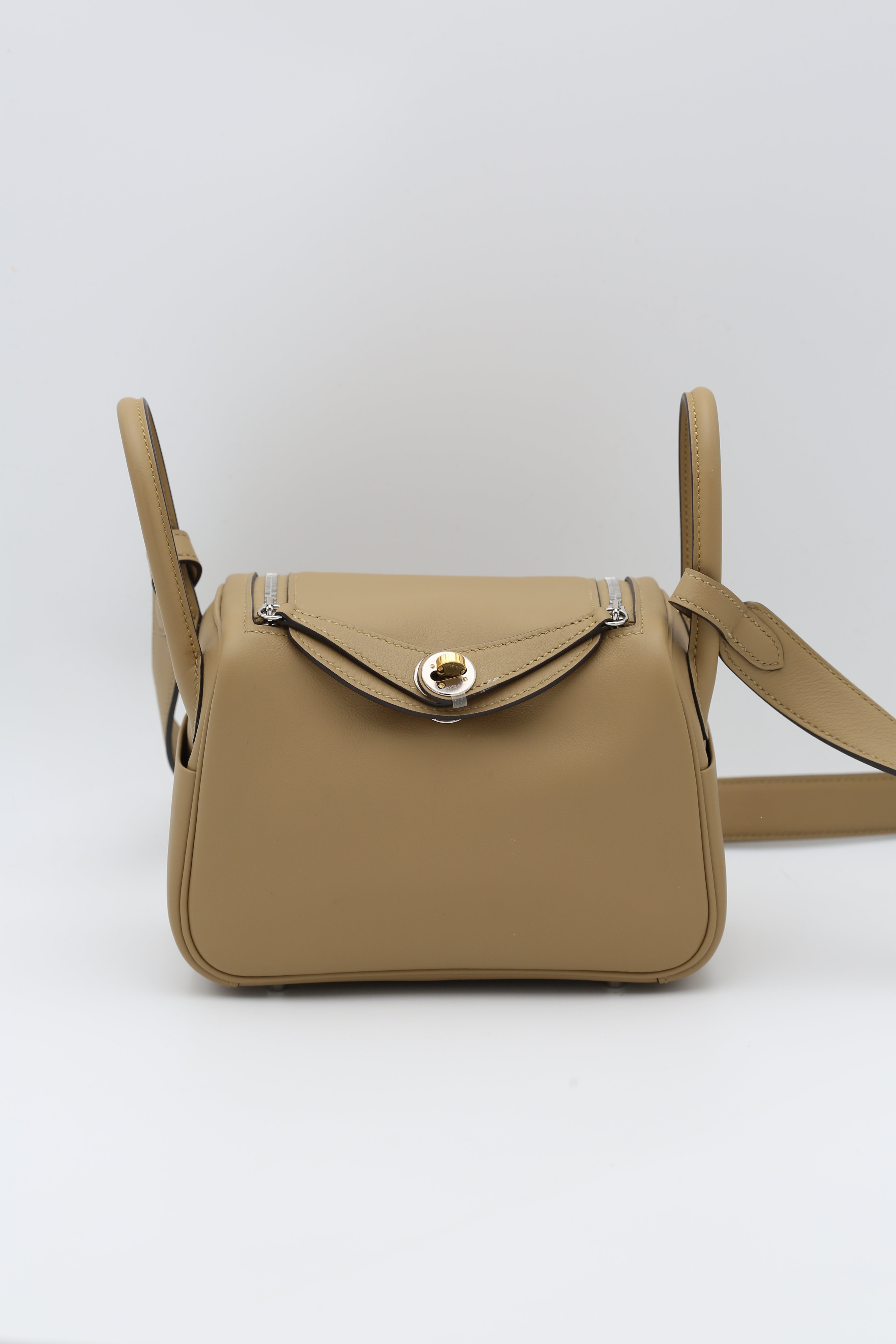 HERMÈS MINI LINDY ELECTRUM SWIFT CALFSKIN 1C POUSSIERE K STAMP