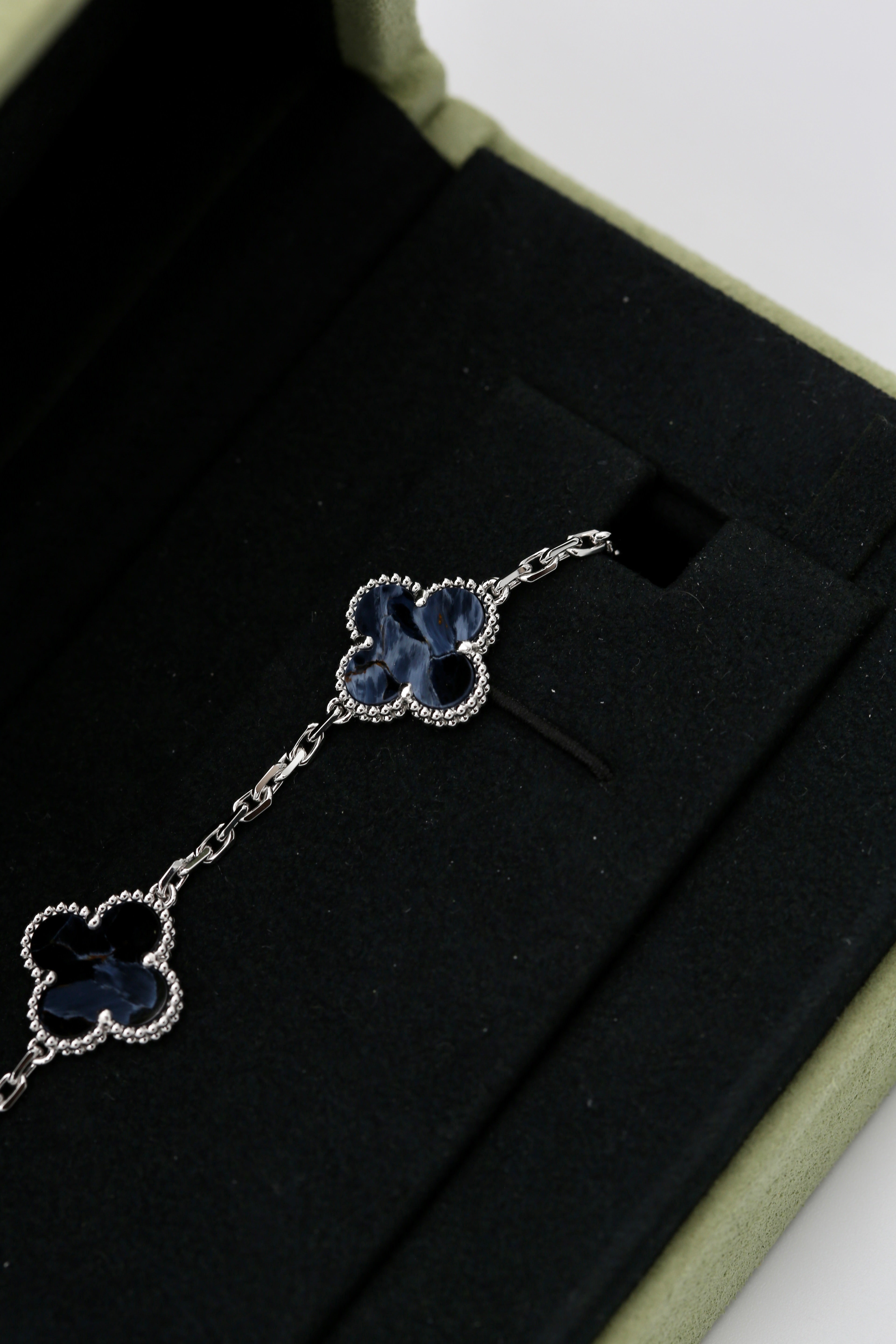 VAN CLEEF & ARPELS VINTAGE ALHAMBRA BRACELET 5 MOTIFS 18K WHITE GOLD PIETERSITE 2026