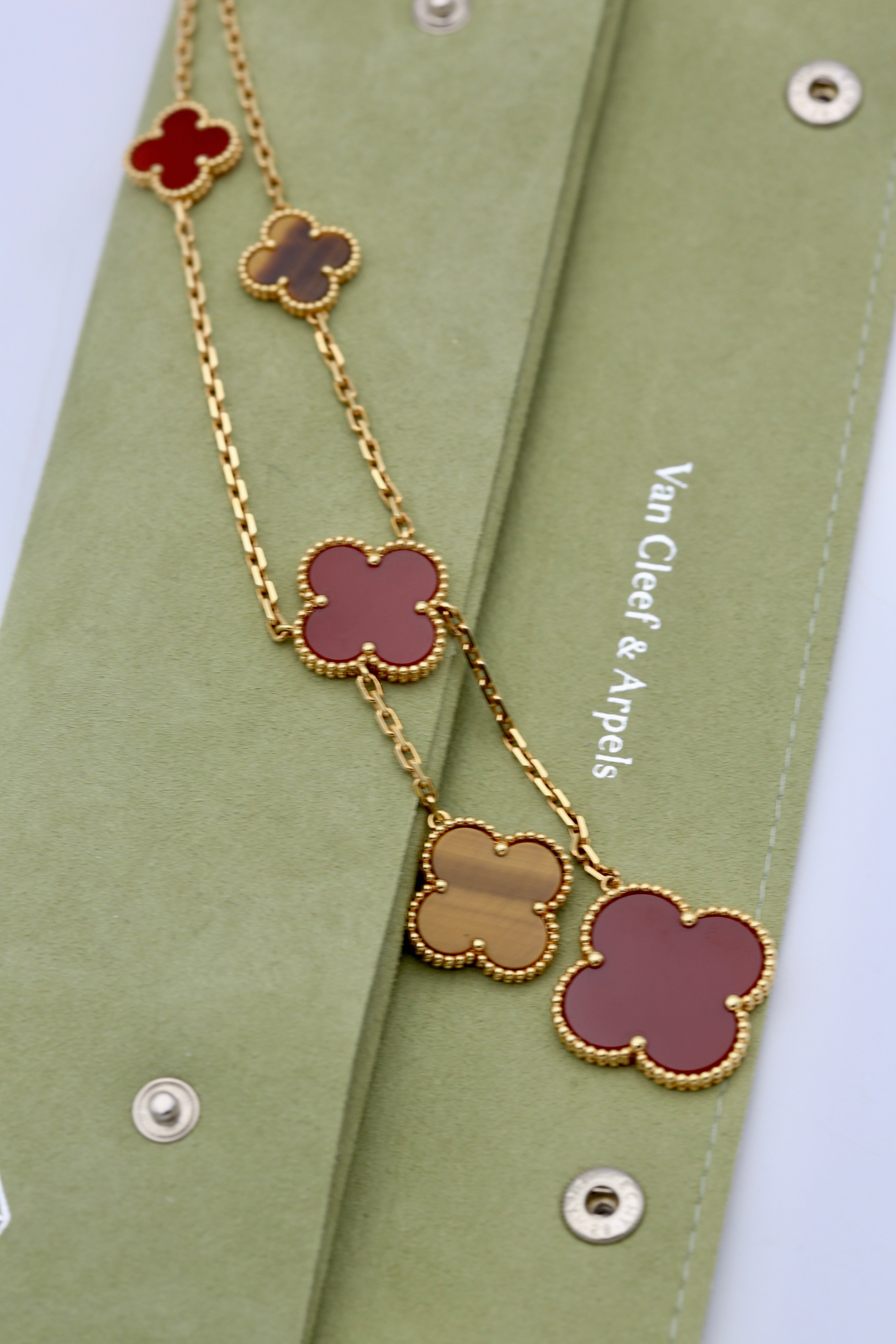 VAN CLEEF & ARPELS MAGIC ALHAMBRA NECKLACE 6 MOTIFS 18K YELLOW GOLD CARNELIAN & TIGER'S EYE