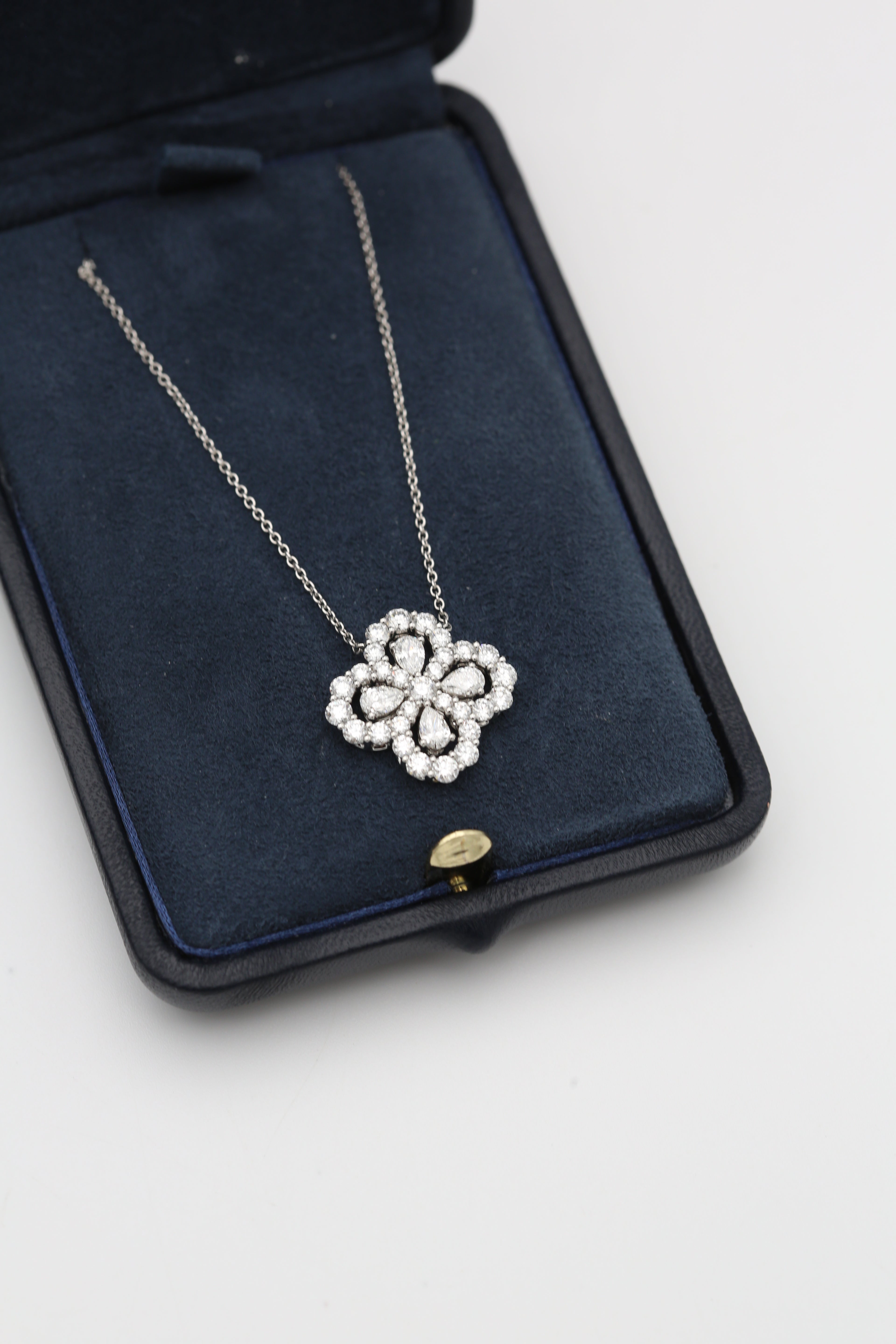 HARRY WINSTON DIAMOND LOOP FULL MOTIF PENDANT 2026