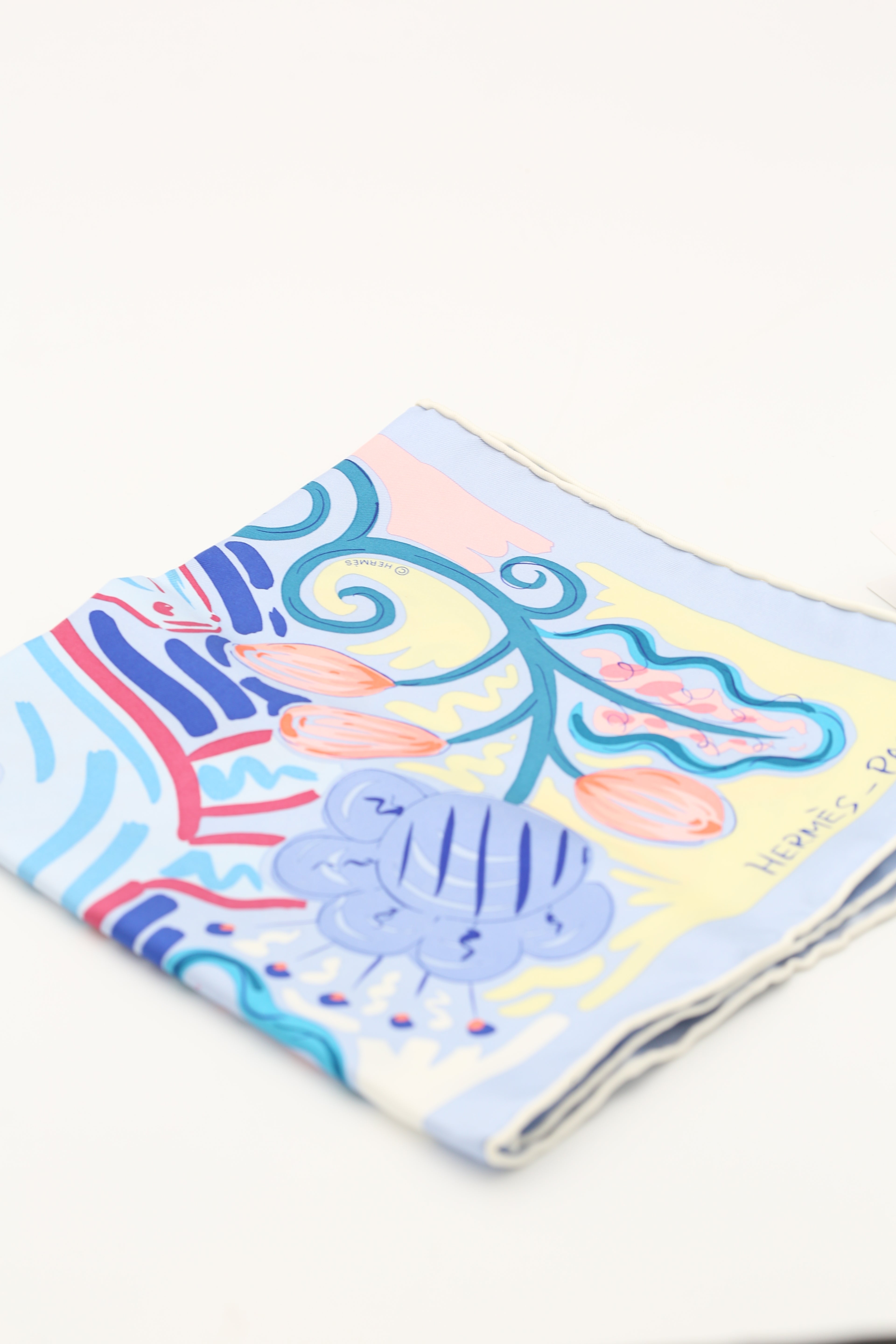 HERMÈS SCARF 45X45 GAVROUCHE TWILL LE CHEVAL DE KAZUMI SR/BLEU/ROSE/JAUNE PA