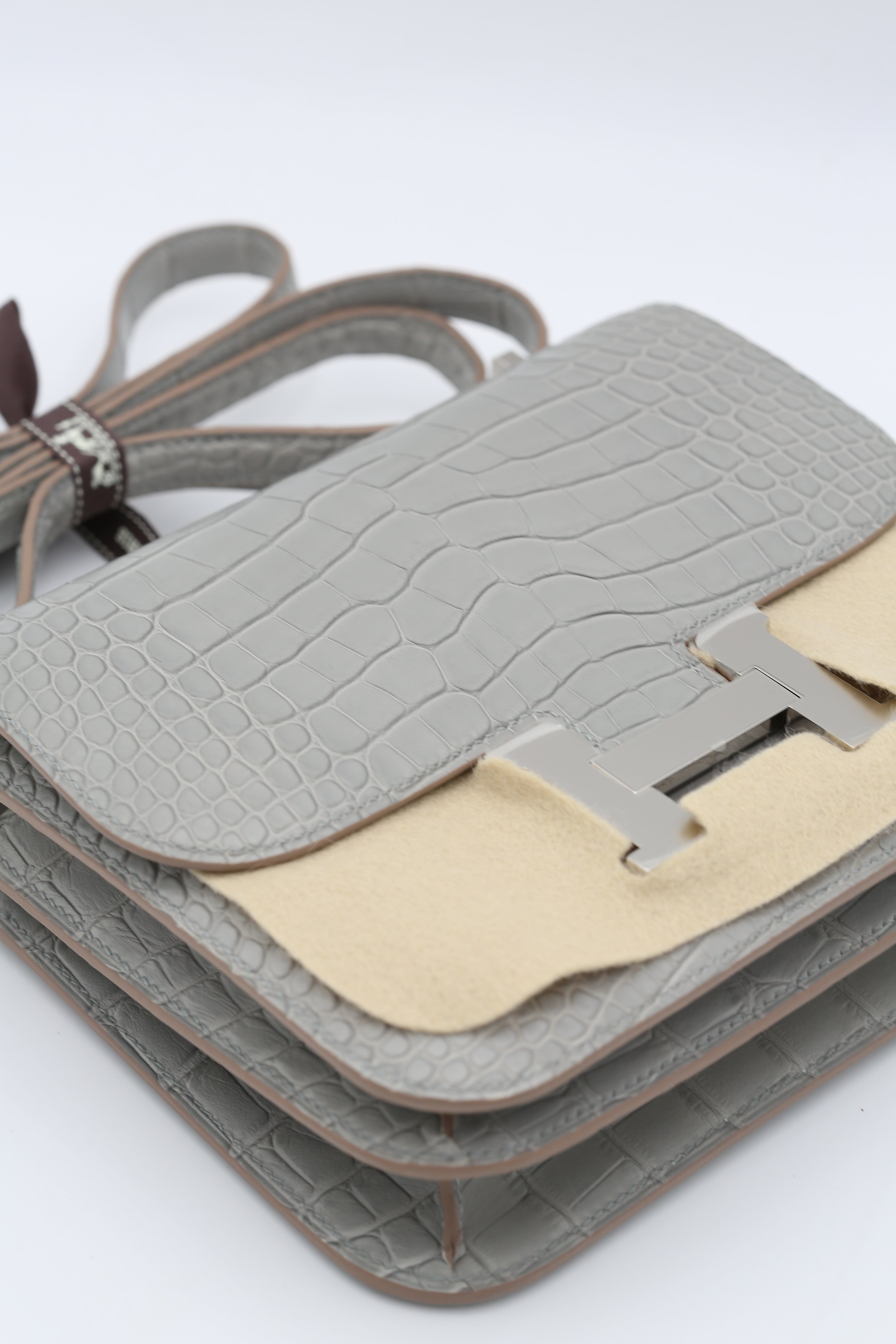 HERMÈS CONSTANCE 18 MATTE ALLIGATOR GRIS PERLEE SILVER HARDWARE B STAMP
