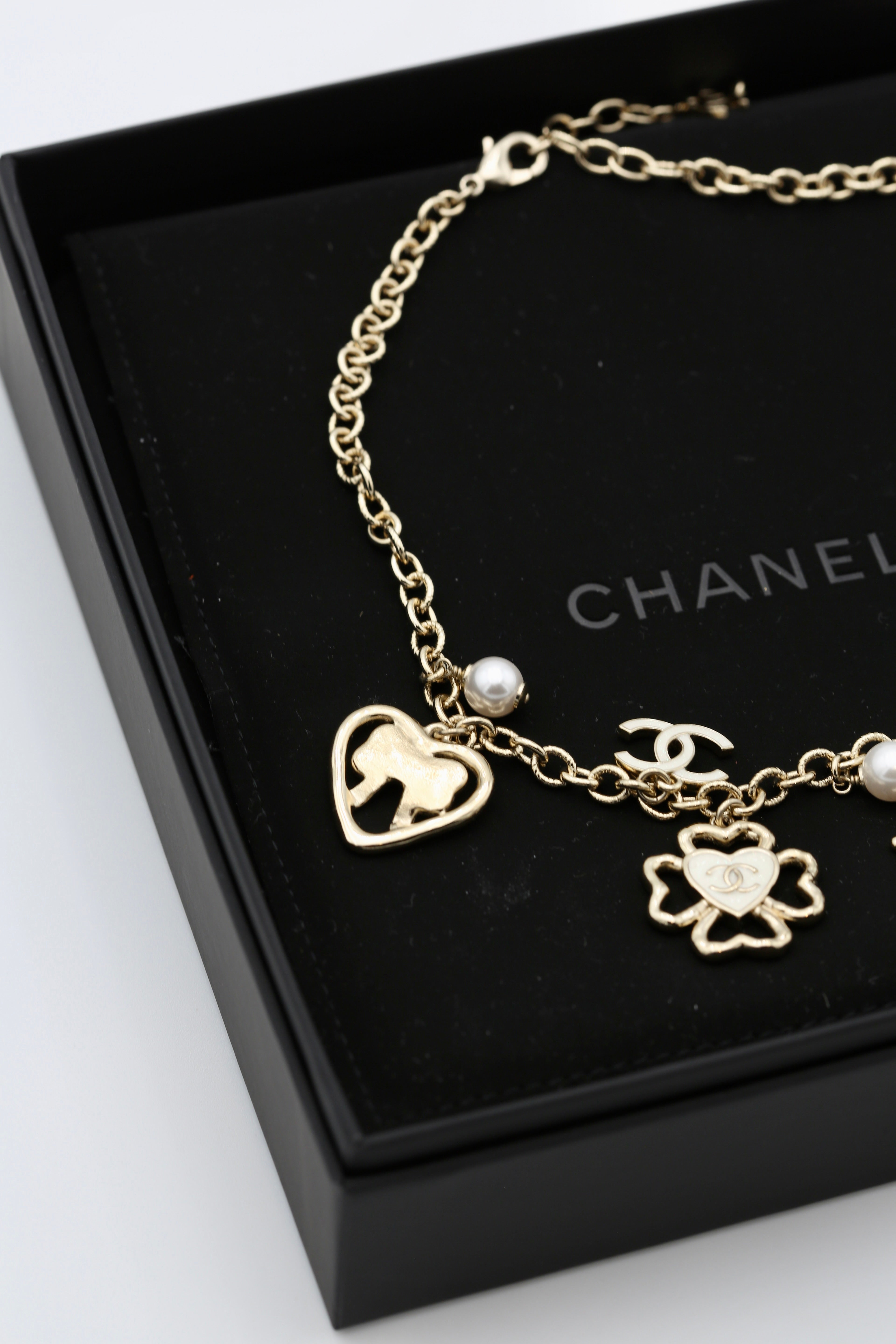 CHANEL VINTAGE CC PEARL & CHARM NECKLACE