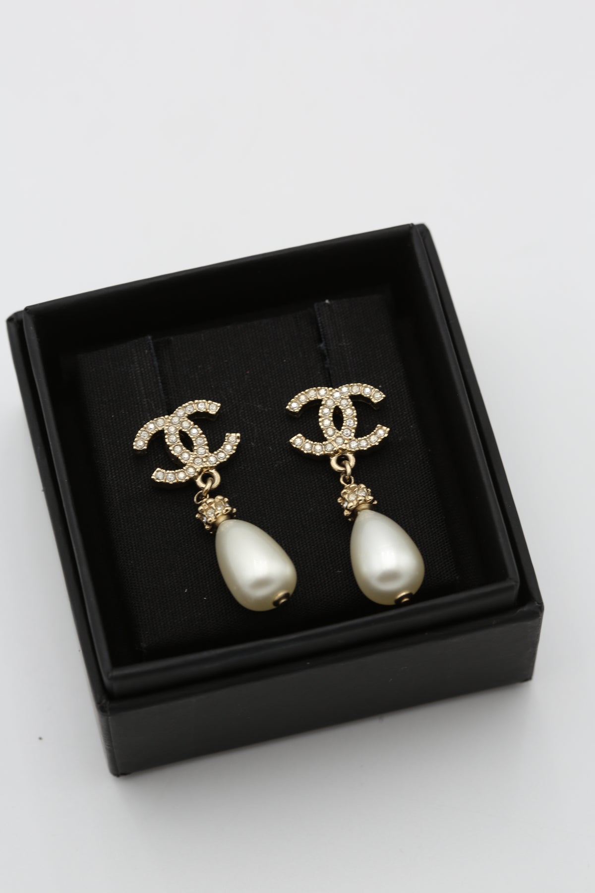 CHANEL EARRINGS WITH PEARLS