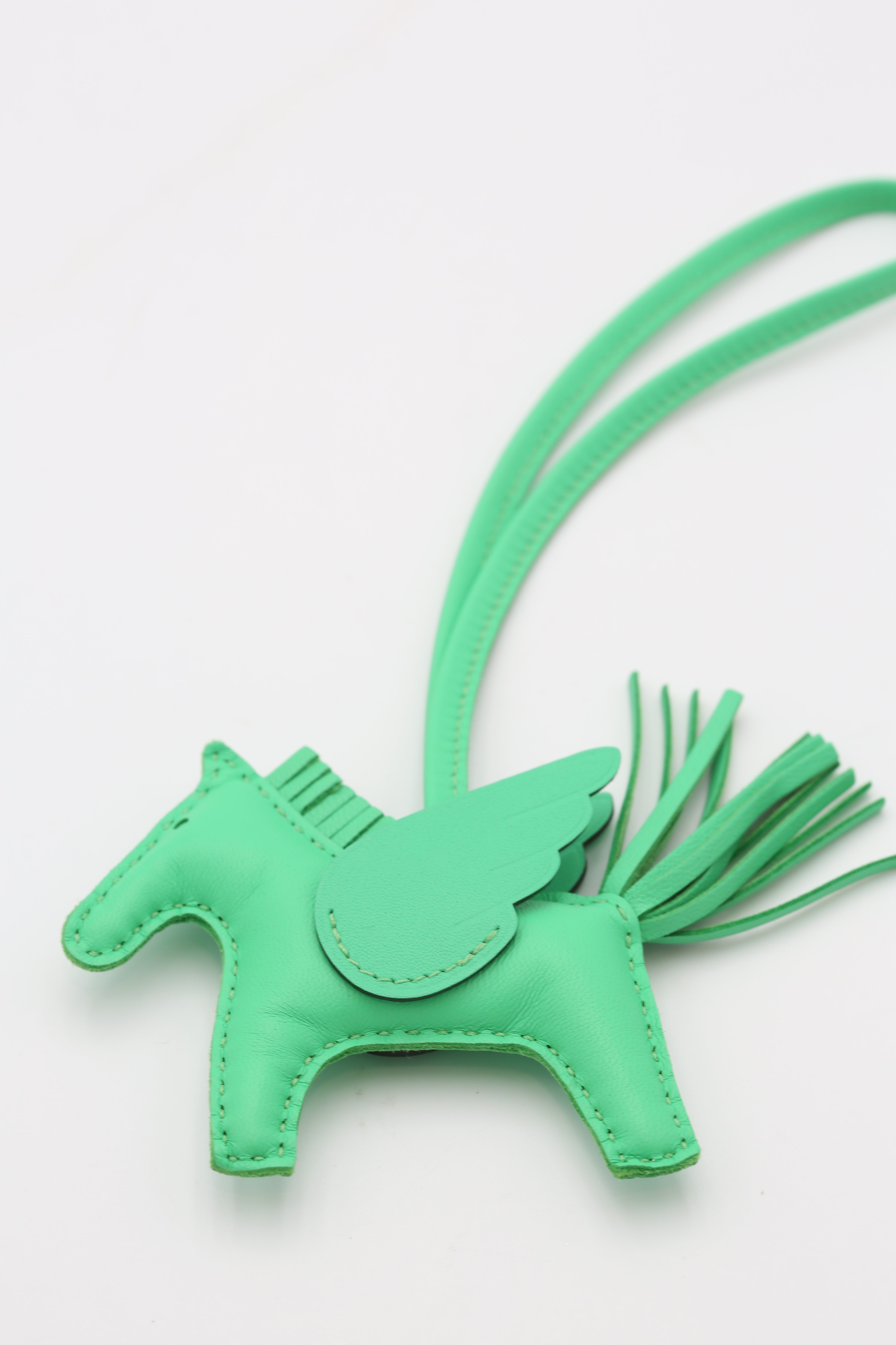 HERMÈS RODEO PEGASE PM CHARM VERT COMICS